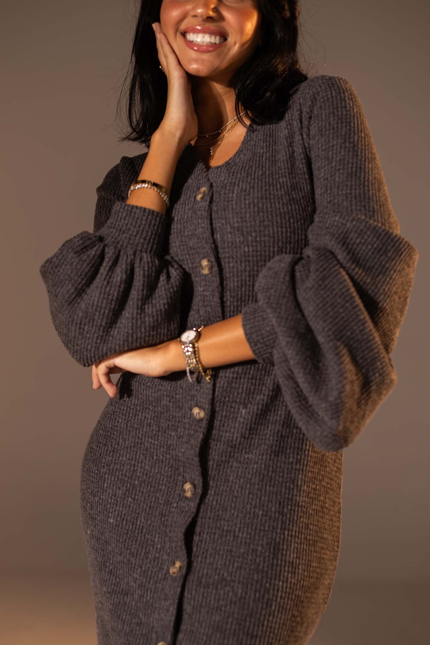 فستان ماكسي محبوك بأكمام منفوخة بلون الرمادي الغامق