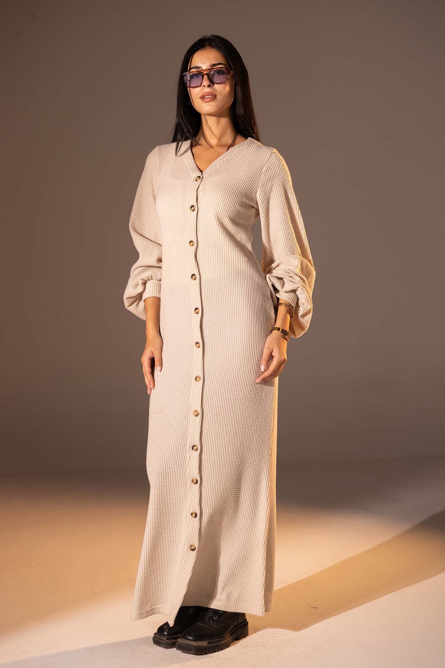 فستان ماكسي محبوك بأكمام منفوخة بلون الاوف وايت