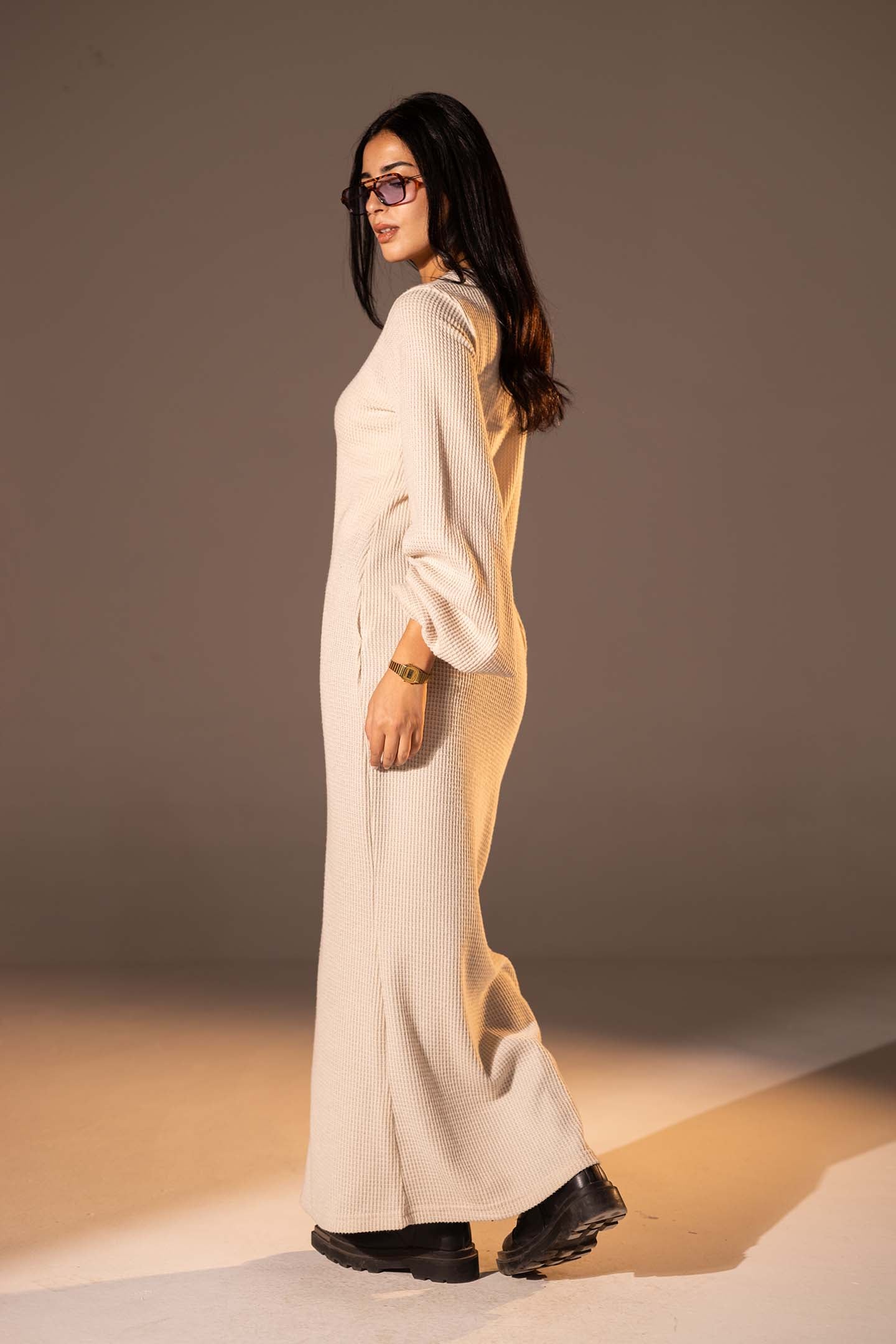 فستان ماكسي محبوك بأكمام منفوخة بلون الاوف وايت