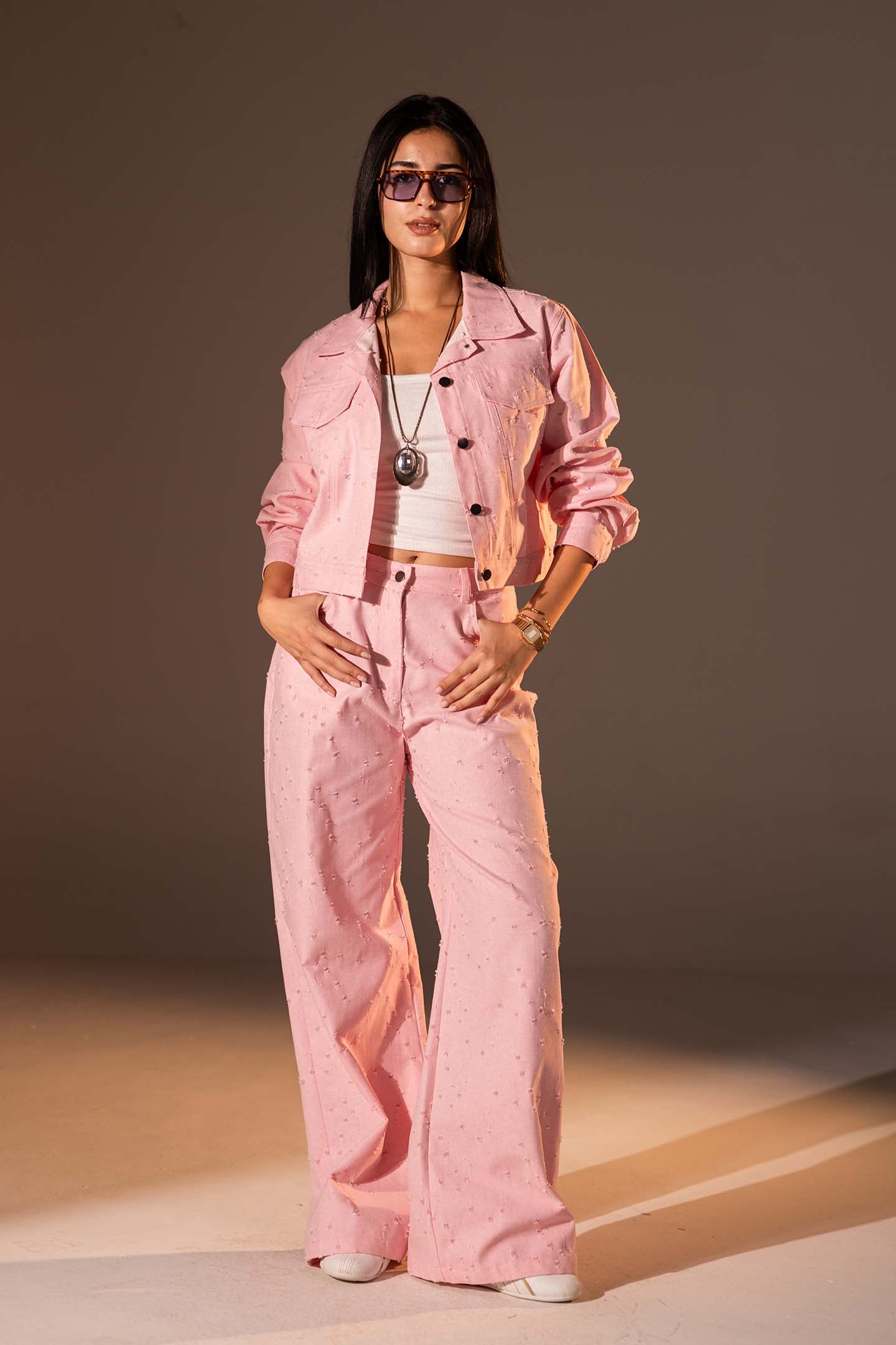 طقم دنيم مكوّن من قطعتين بلون الوردي الفاتح