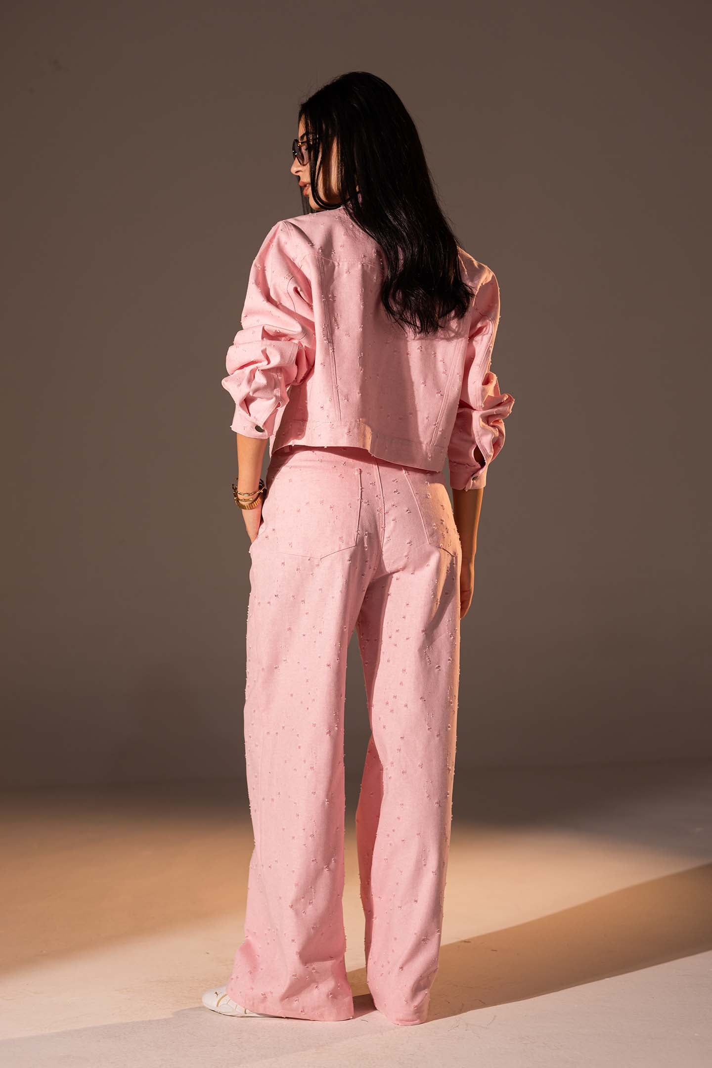 طقم دنيم مكوّن من قطعتين بلون الوردي الفاتح