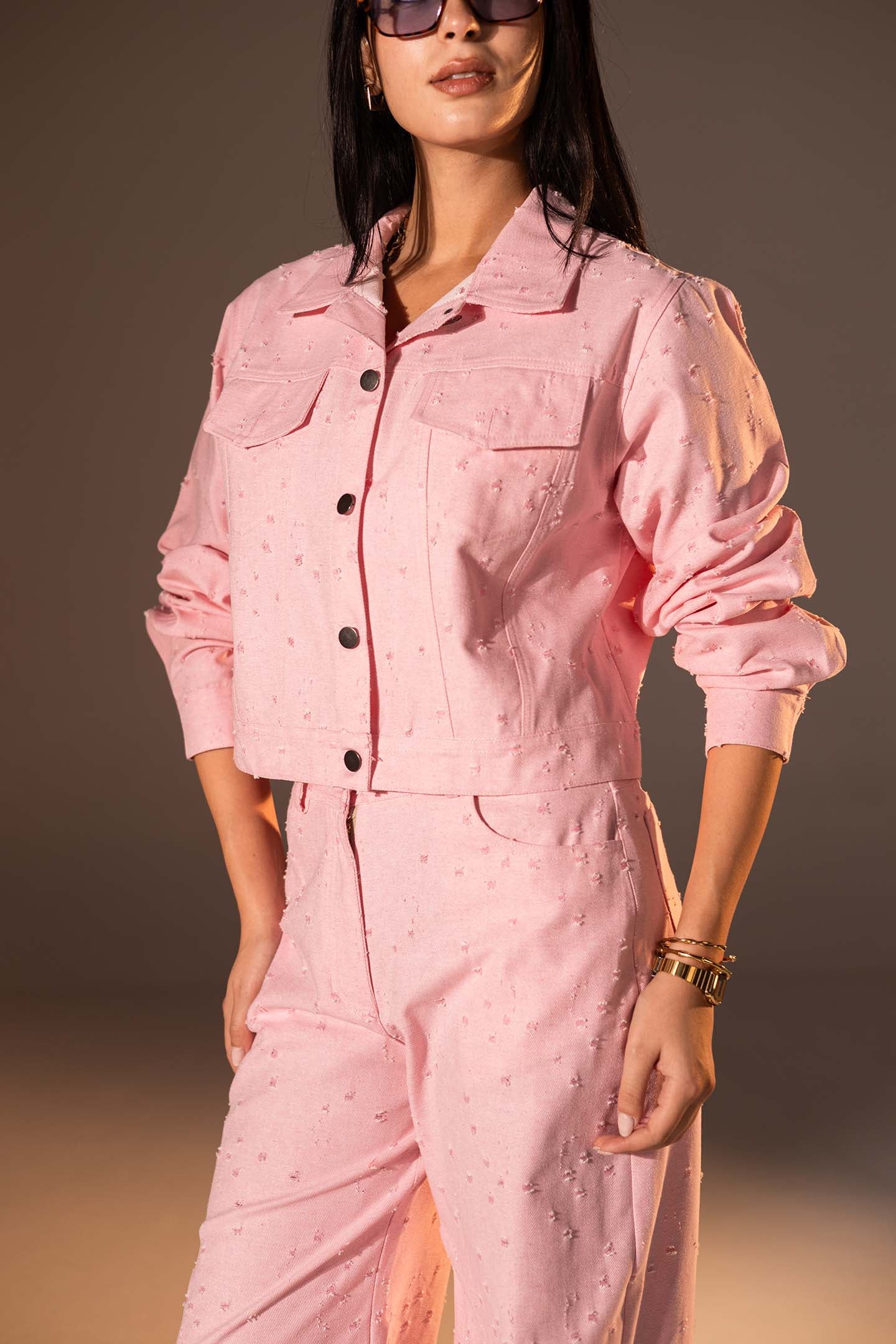 طقم دنيم مكوّن من قطعتين بلون الوردي الفاتح