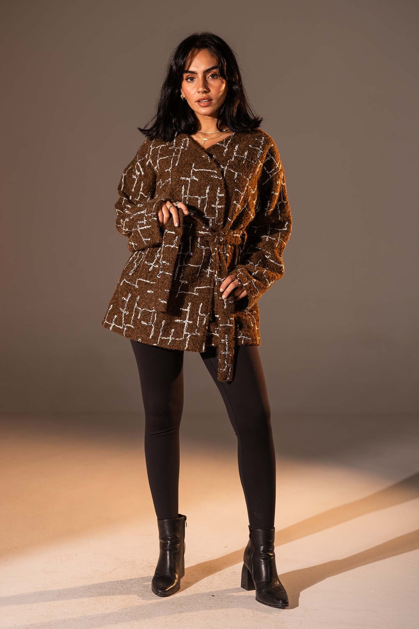 جاكيت بتصميم تويد مع حزام بلون بني