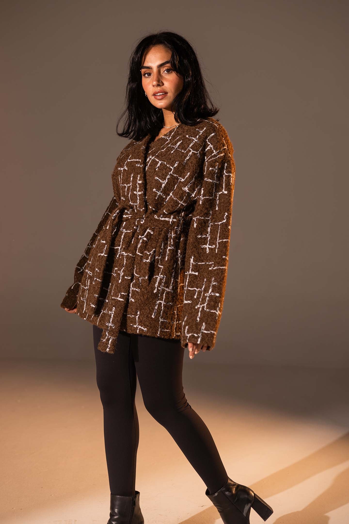 جاكيت بتصميم تويد مع حزام بلون بني