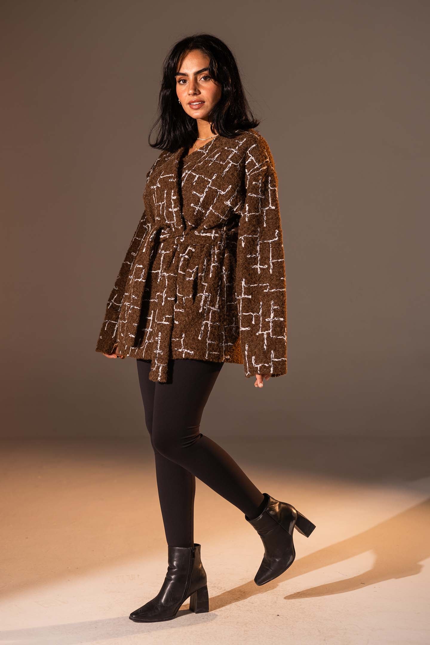 جاكيت بتصميم تويد مع حزام بلون بني