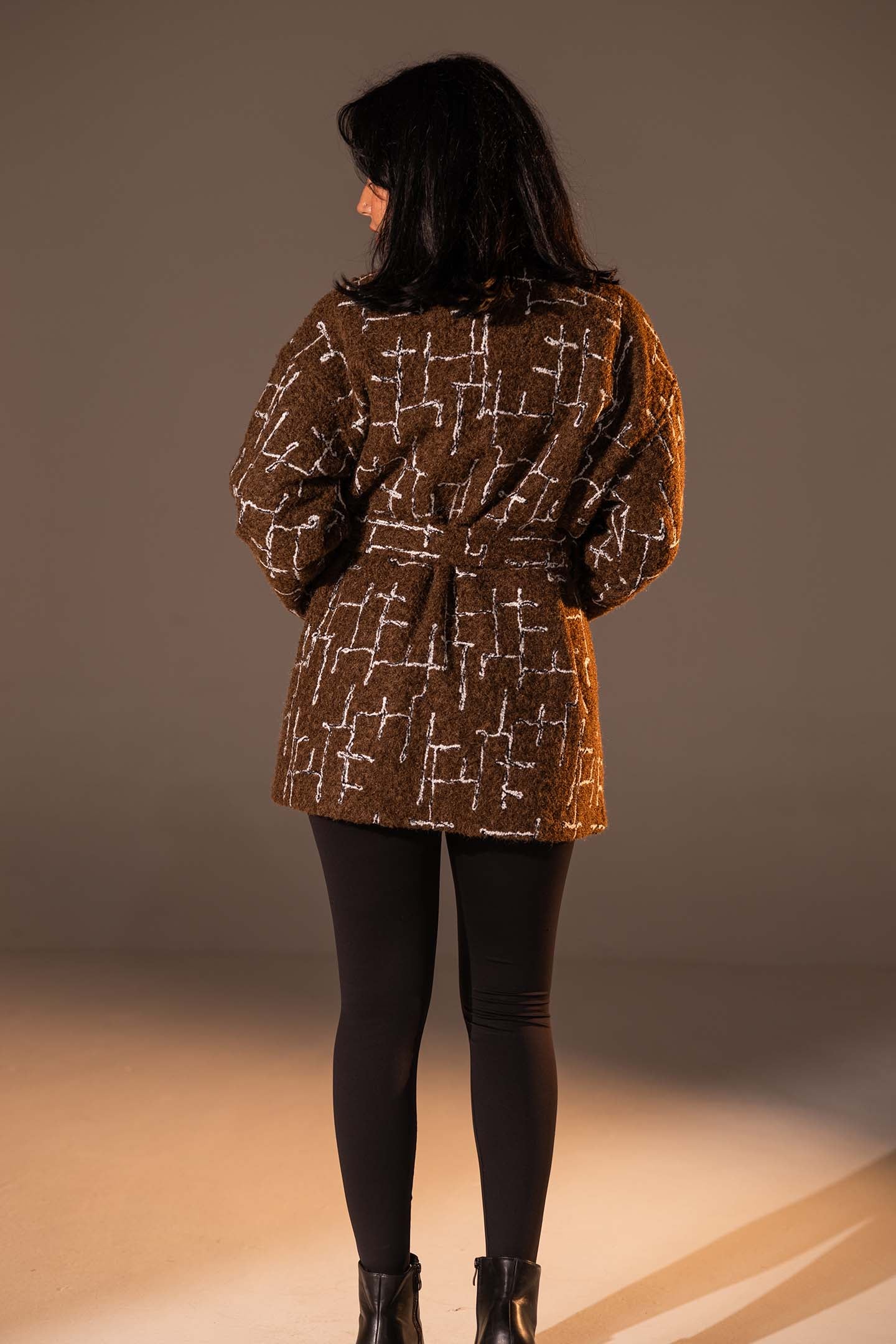 جاكيت بتصميم تويد مع حزام بلون بني