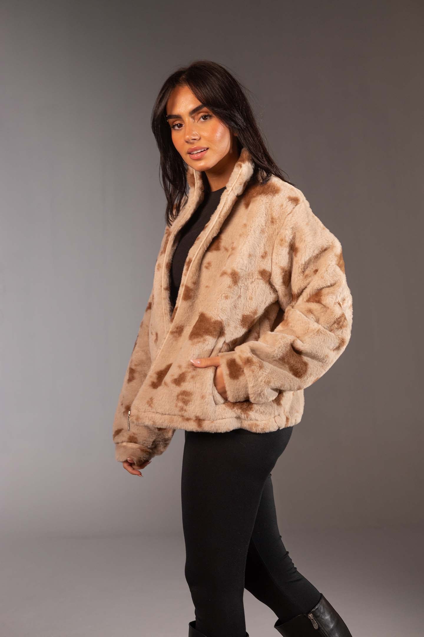 جاكيت فرو بيج بطبعة حيوانات