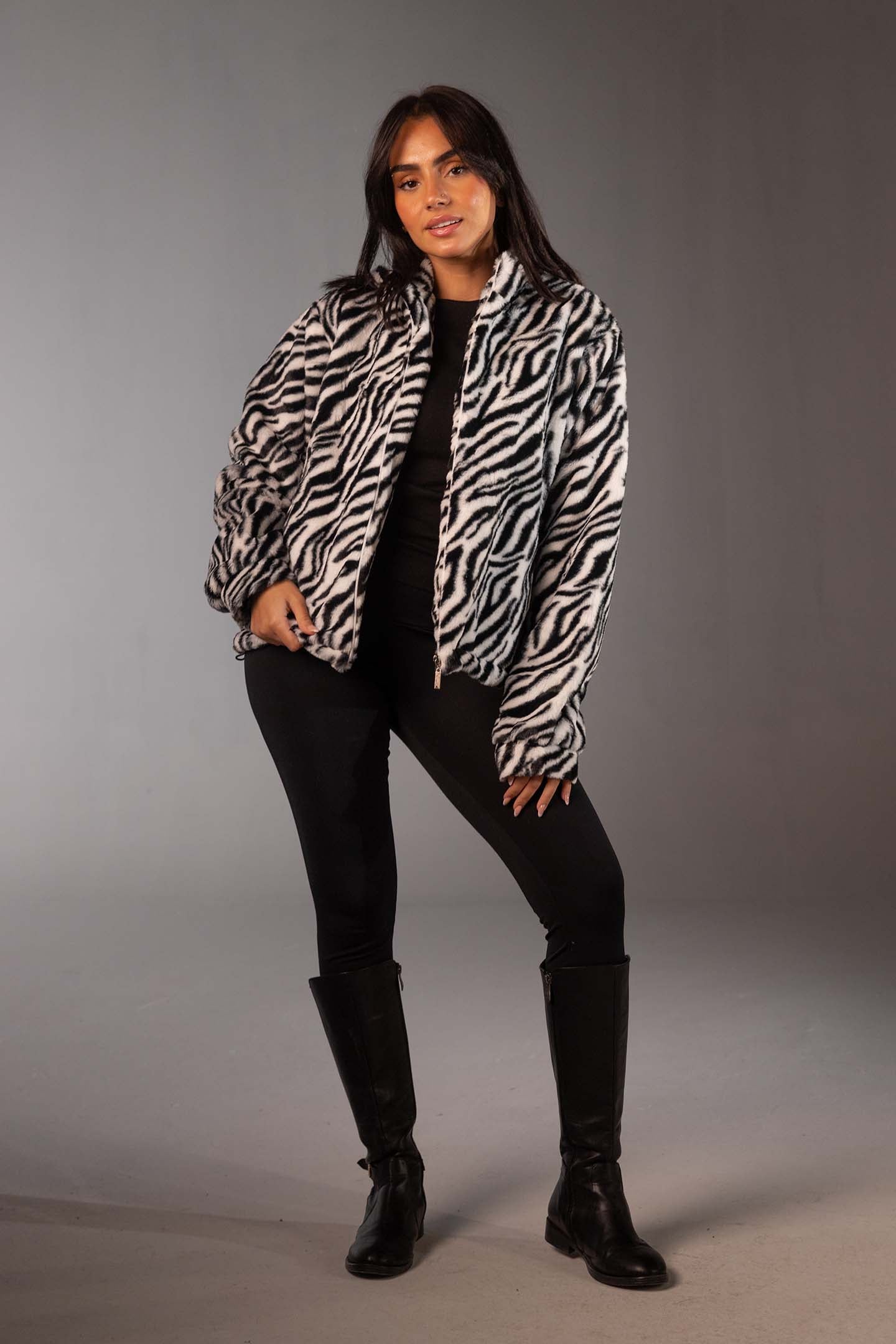 جاكيت فرو أسود بطبعة حيوانات