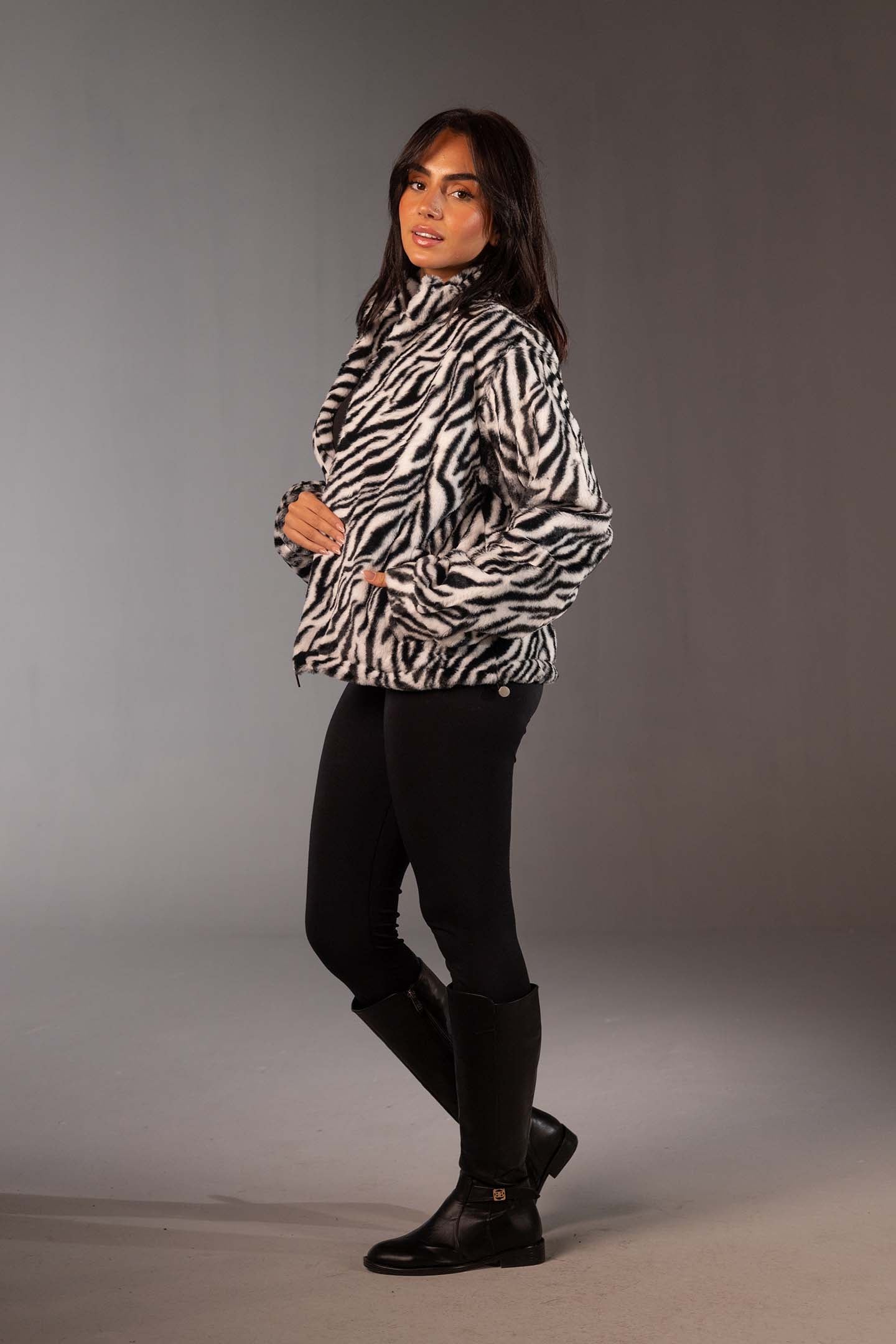 جاكيت فرو أسود بطبعة حيوانات