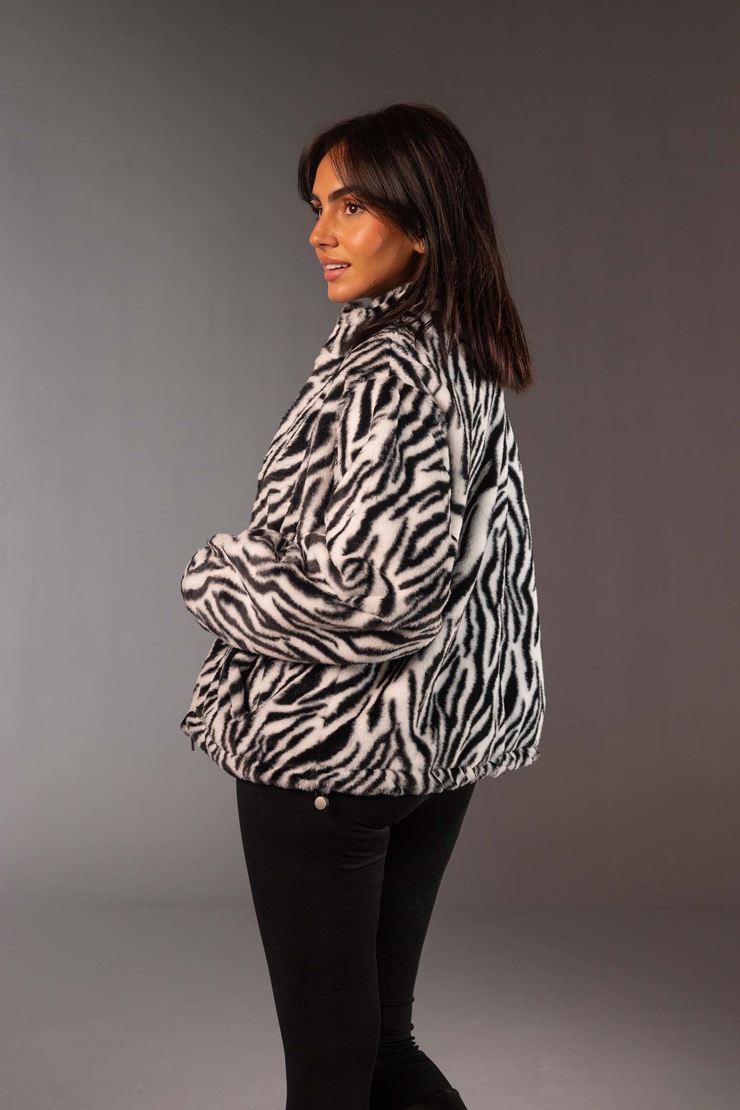 جاكيت فرو أسود بطبعة حيوانات