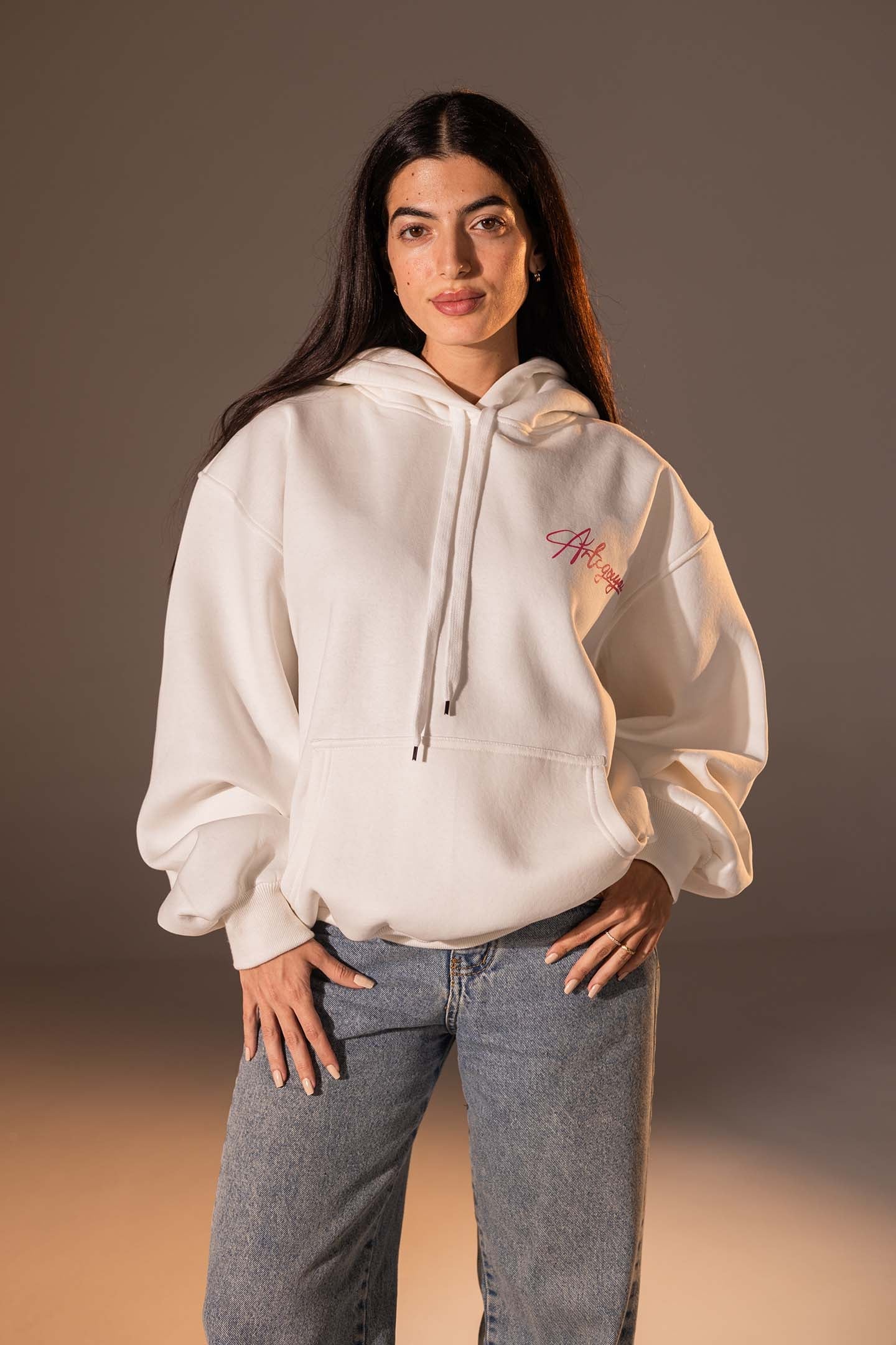 هودي واسع بطبعة تصميم بلون أوف وايت