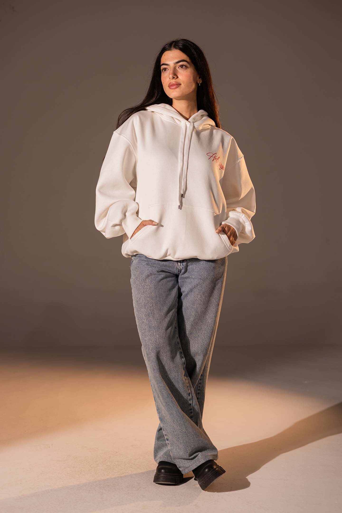 هودي واسع بطبعة تصميم بلون أوف وايت