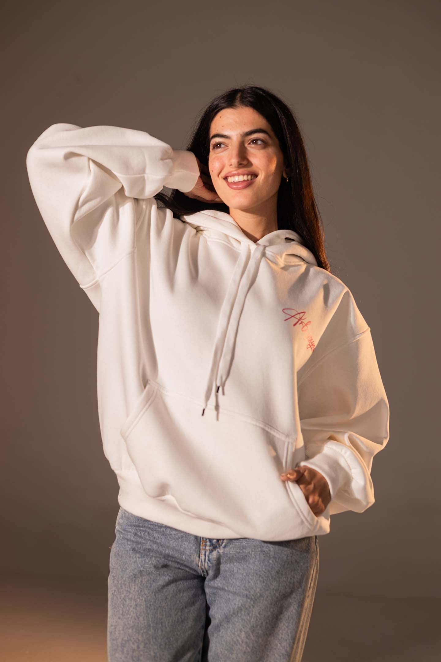 هودي واسع بطبعة تصميم بلون أوف وايت