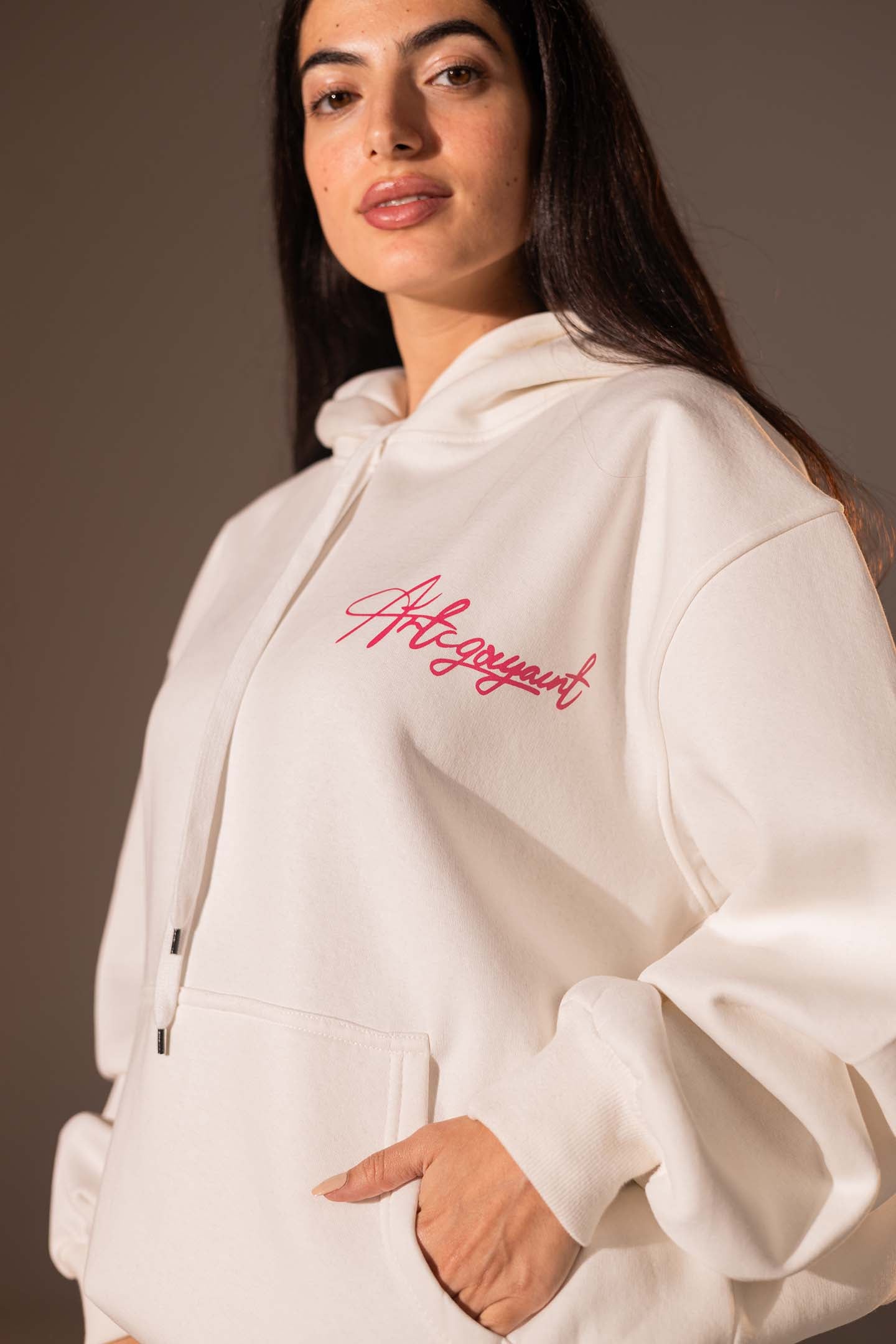 هودي واسع بطبعة تصميم بلون أوف وايت