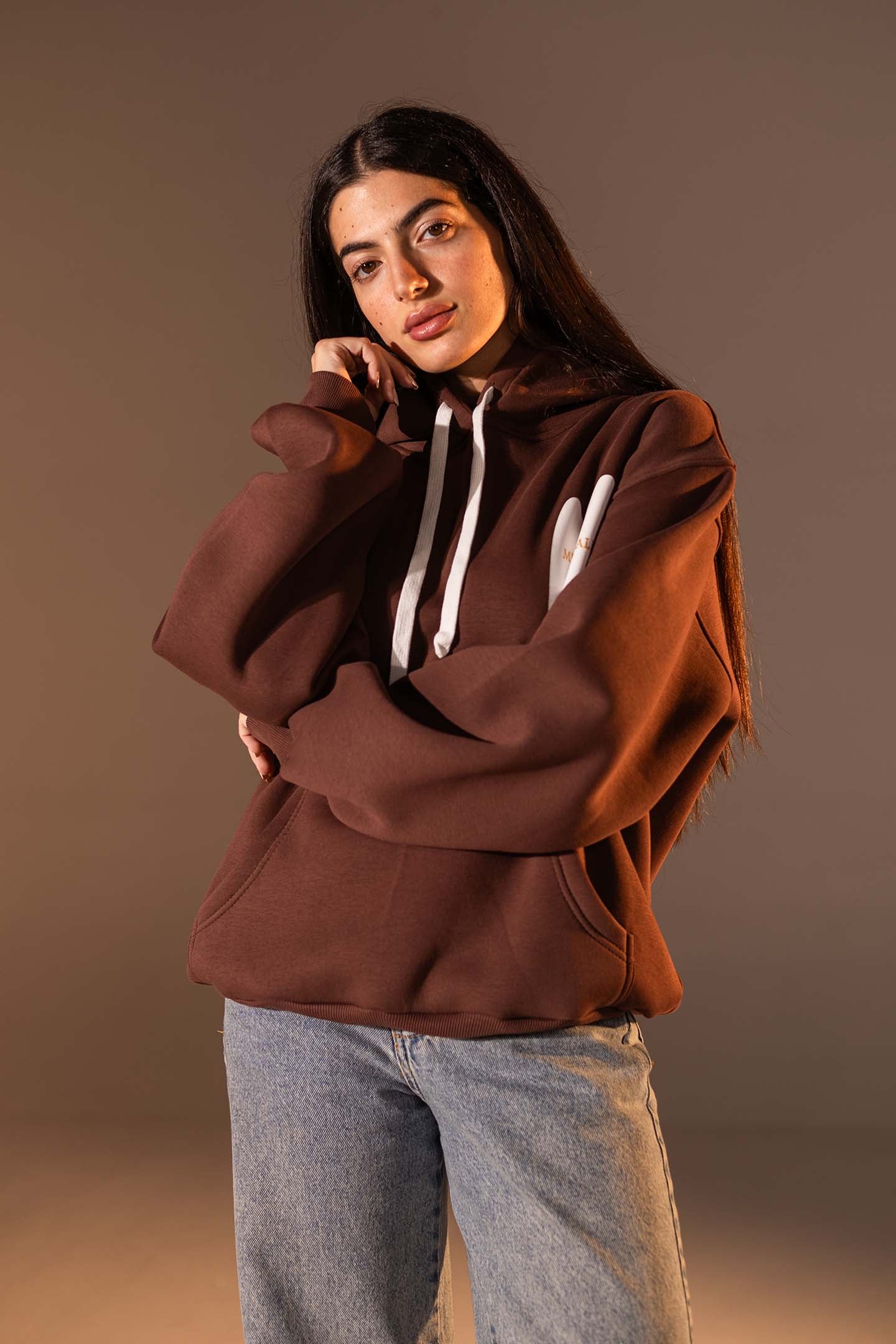 هودي واسع بطبعة تصميم بلون بني