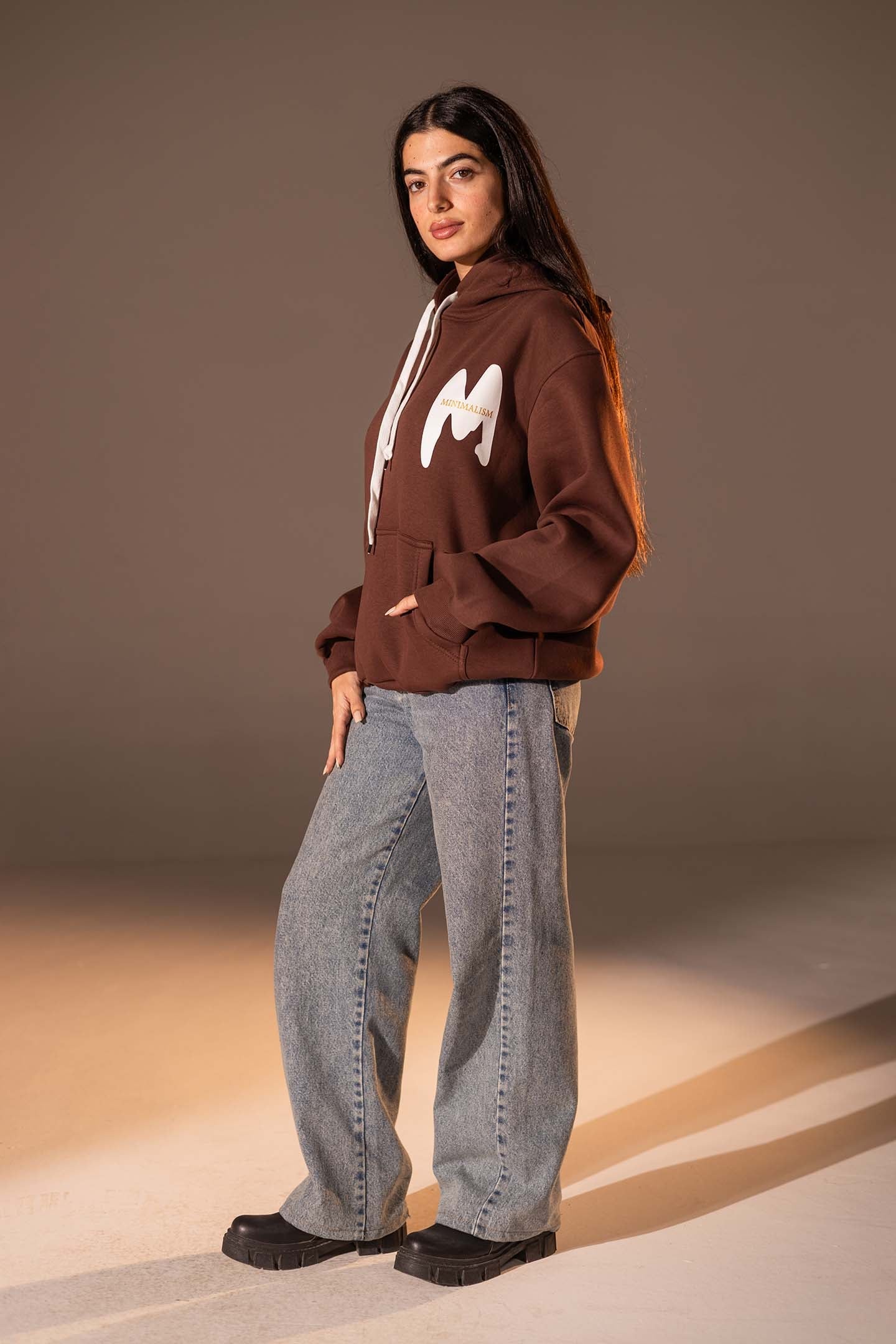 هودي واسع بطبعة تصميم بلون بني