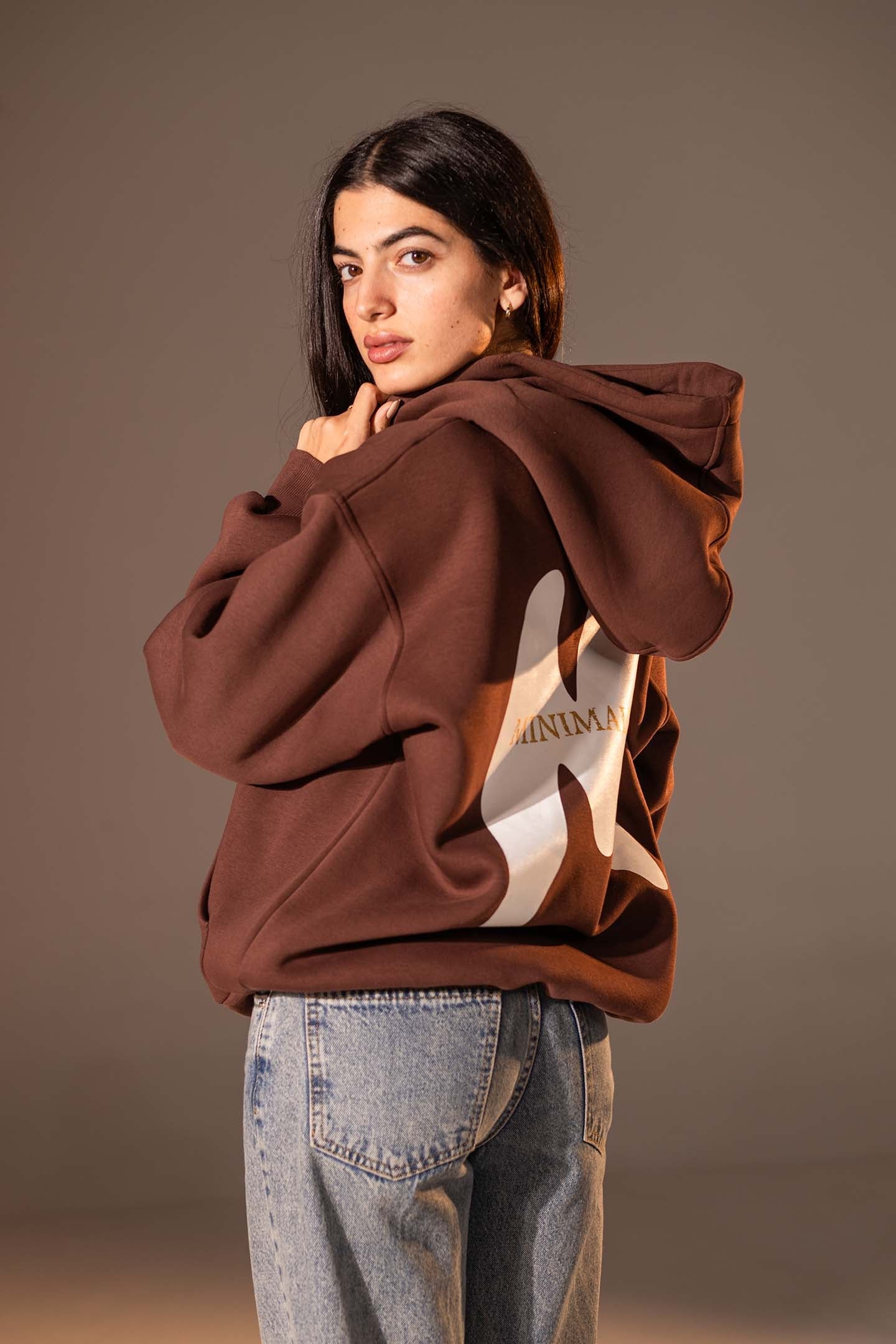 هودي واسع بطبعة تصميم بلون بني