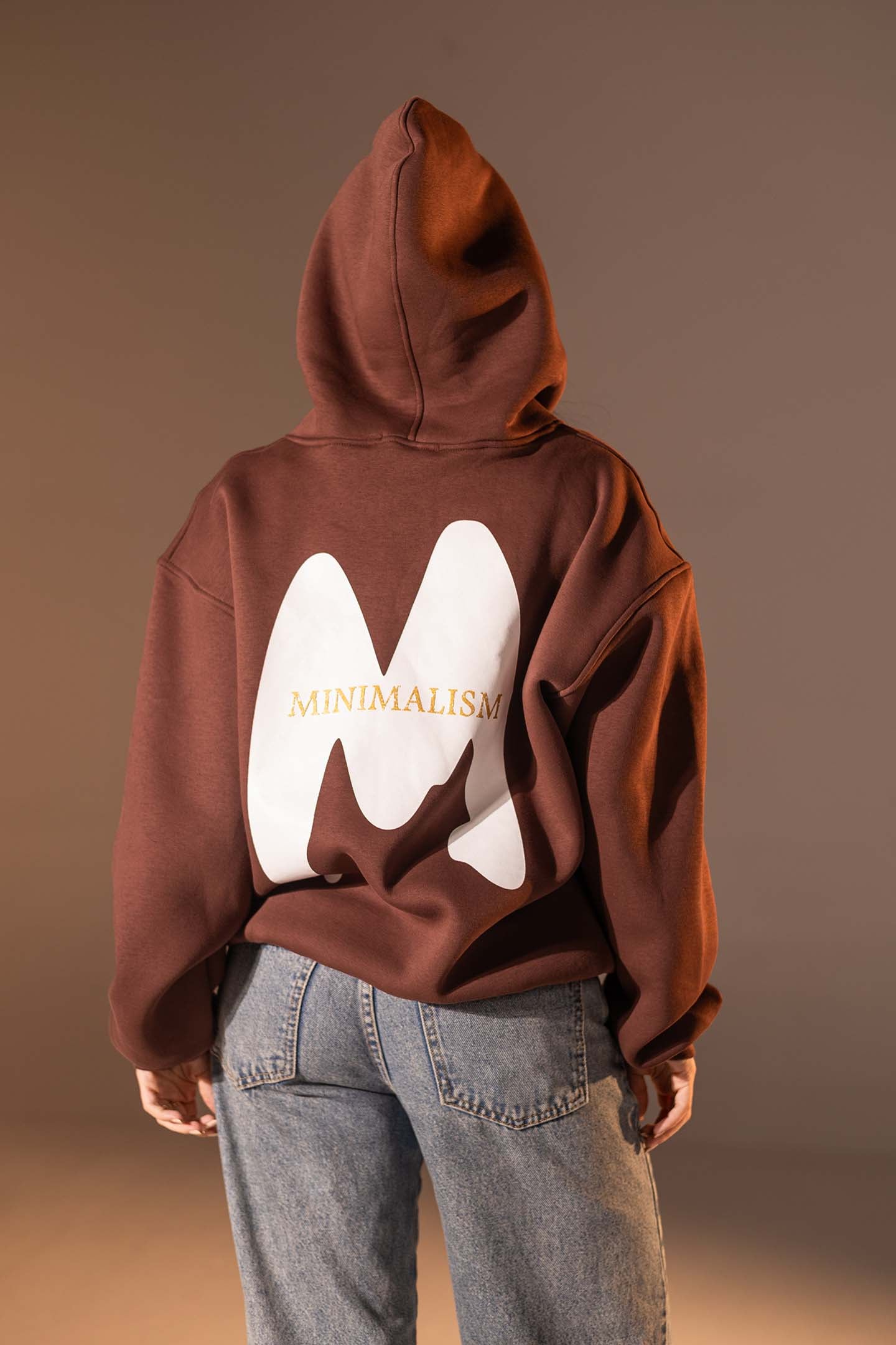 هودي واسع بطبعة تصميم بلون بني