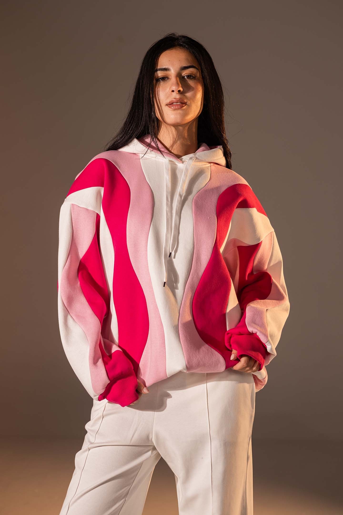 هودي بطبعة أمواج تجريدية بلون وردي