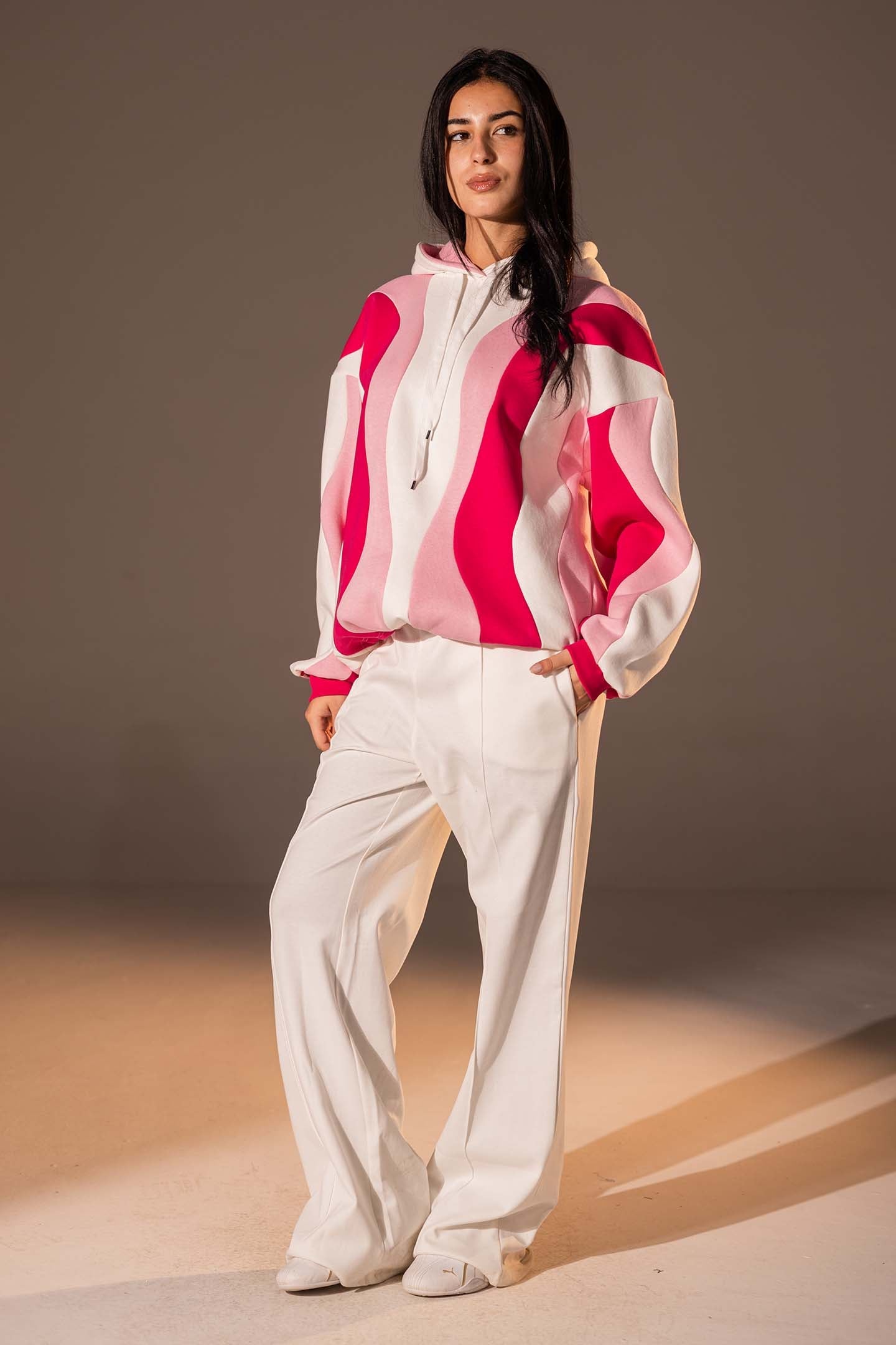 هودي بطبعة أمواج تجريدية بلون وردي