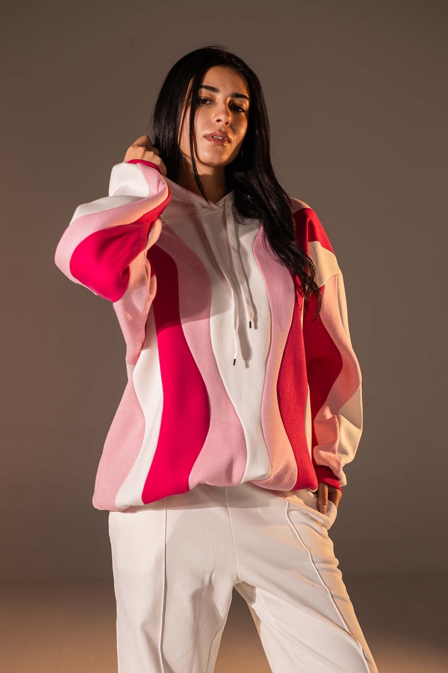 هودي بطبعة أمواج تجريدية بلون وردي