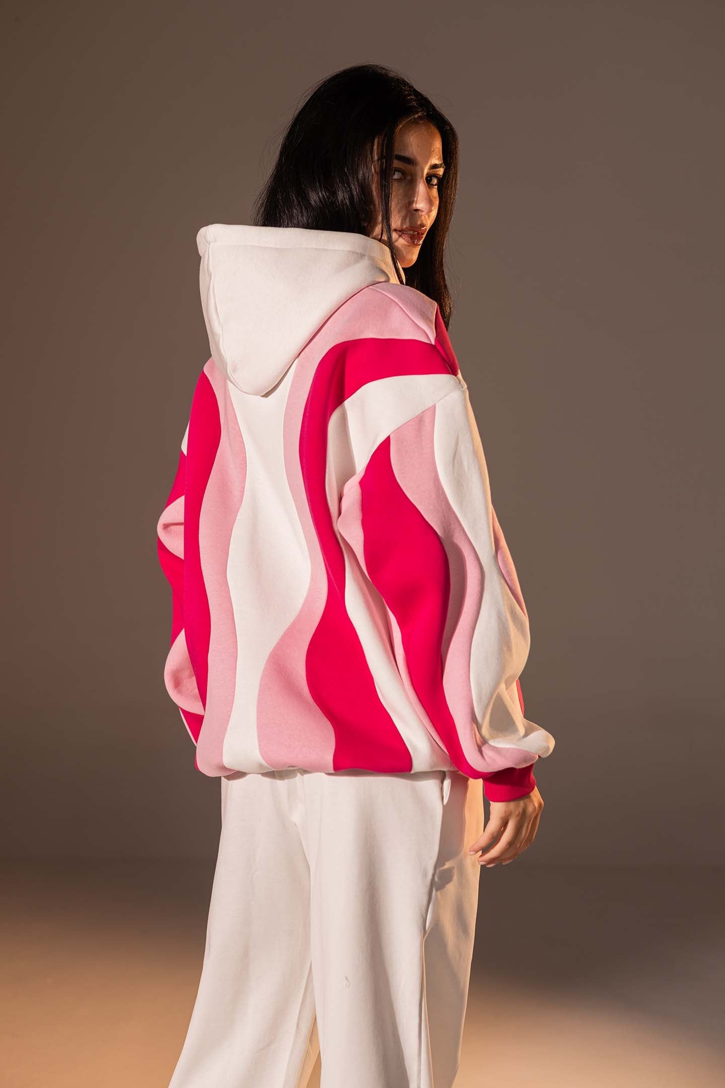 هودي بطبعة أمواج تجريدية بلون وردي