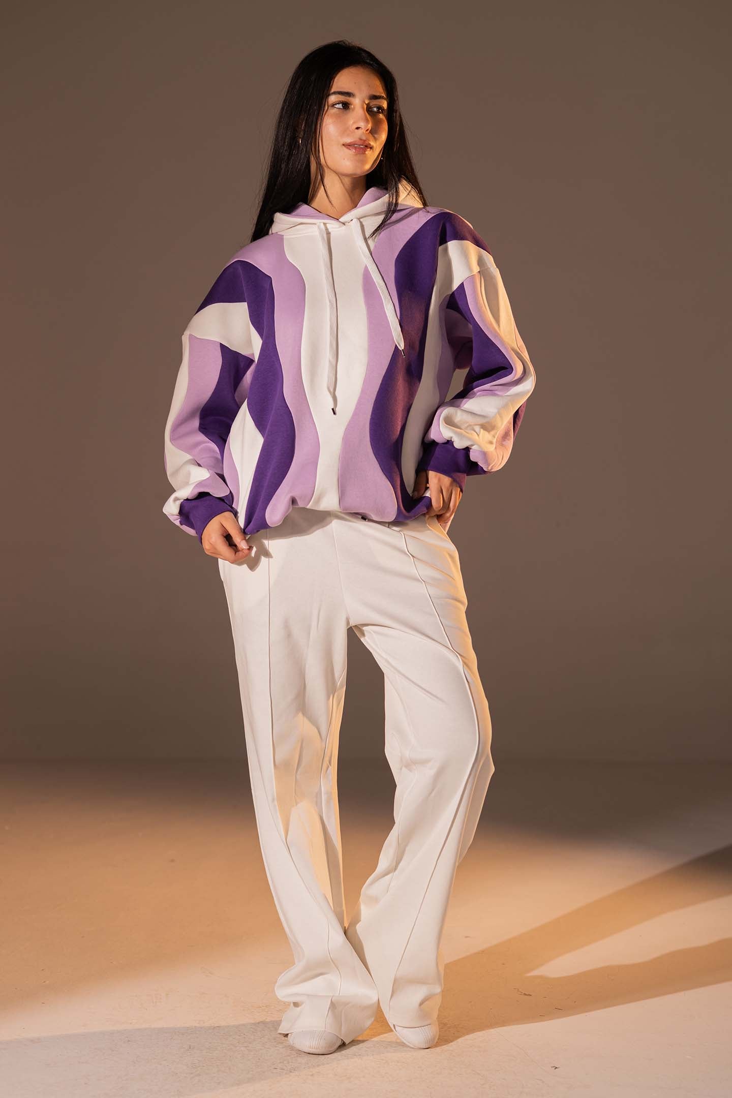 هودي بطبعة أمواج تجريدية بلون موف