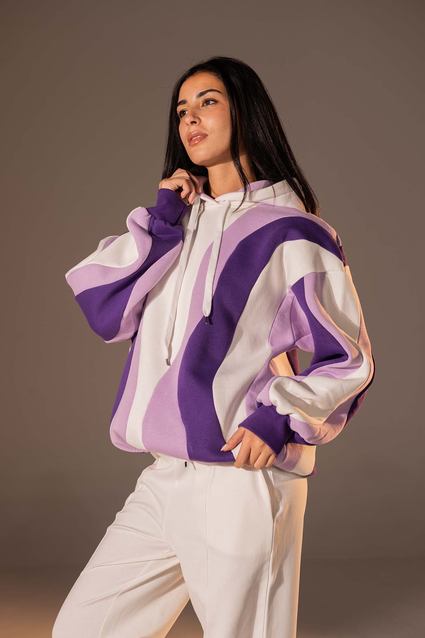 هودي بطبعة أمواج تجريدية بلون موف