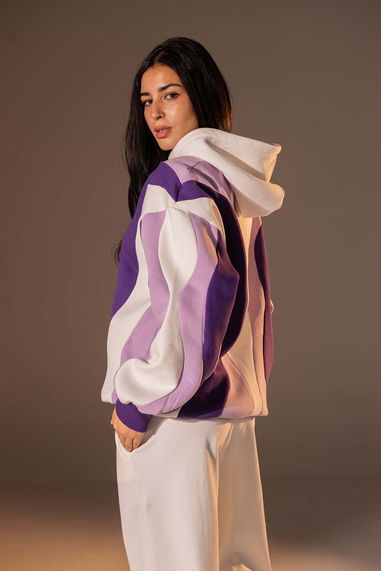 هودي بطبعة أمواج تجريدية بلون موف