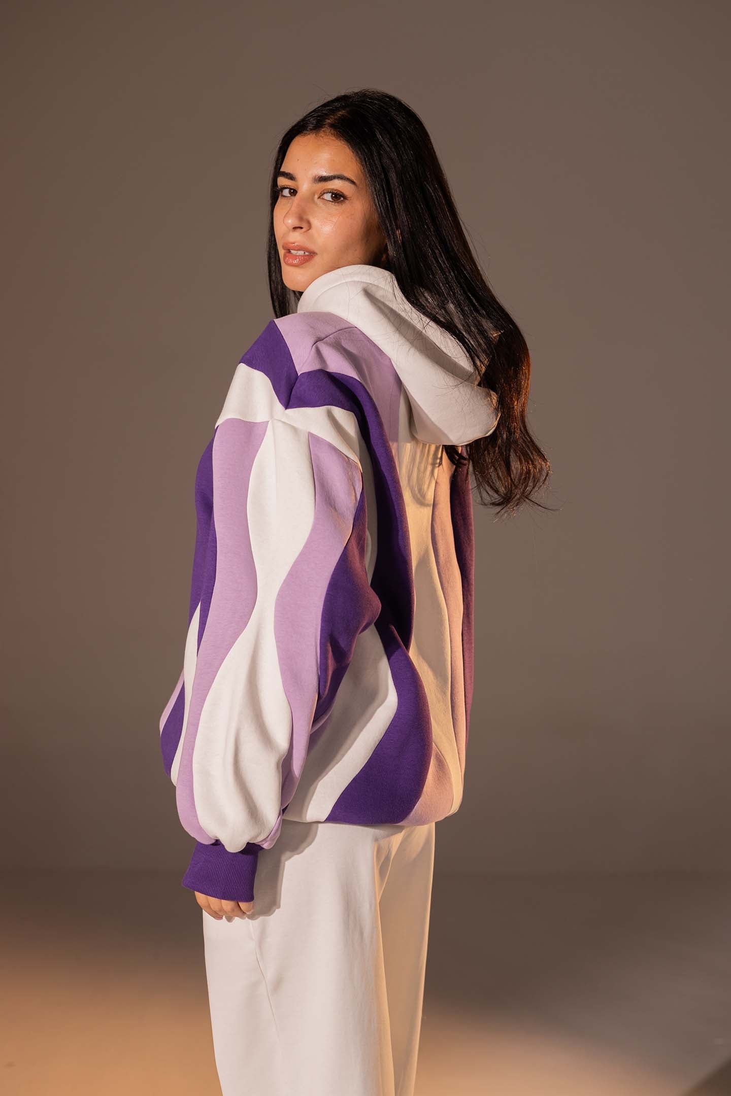 هودي بطبعة أمواج تجريدية بلون موف