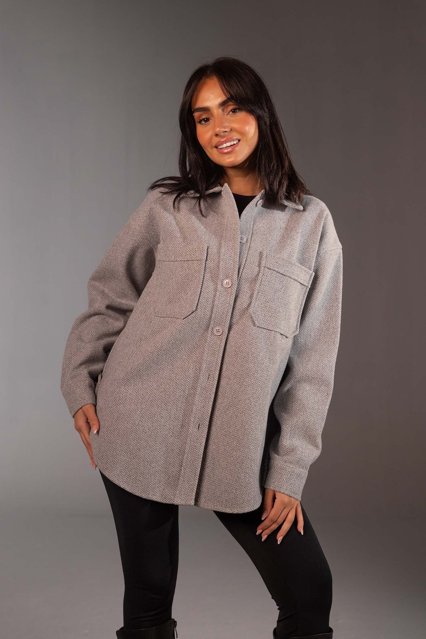 قميص صوف رمادي بقَصّة مريحة