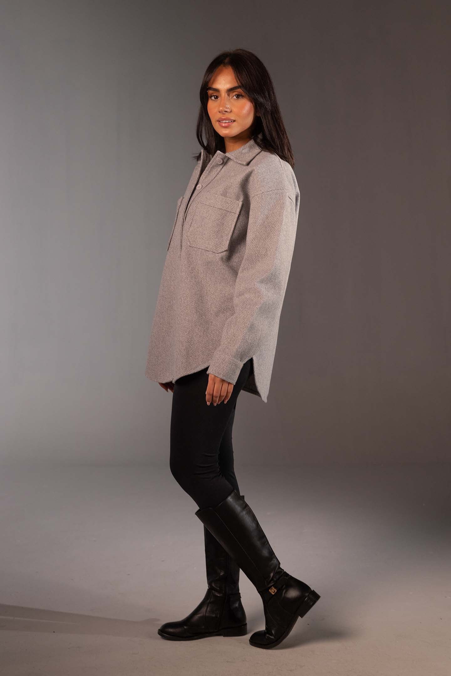 قميص صوف رمادي بقَصّة مريحة