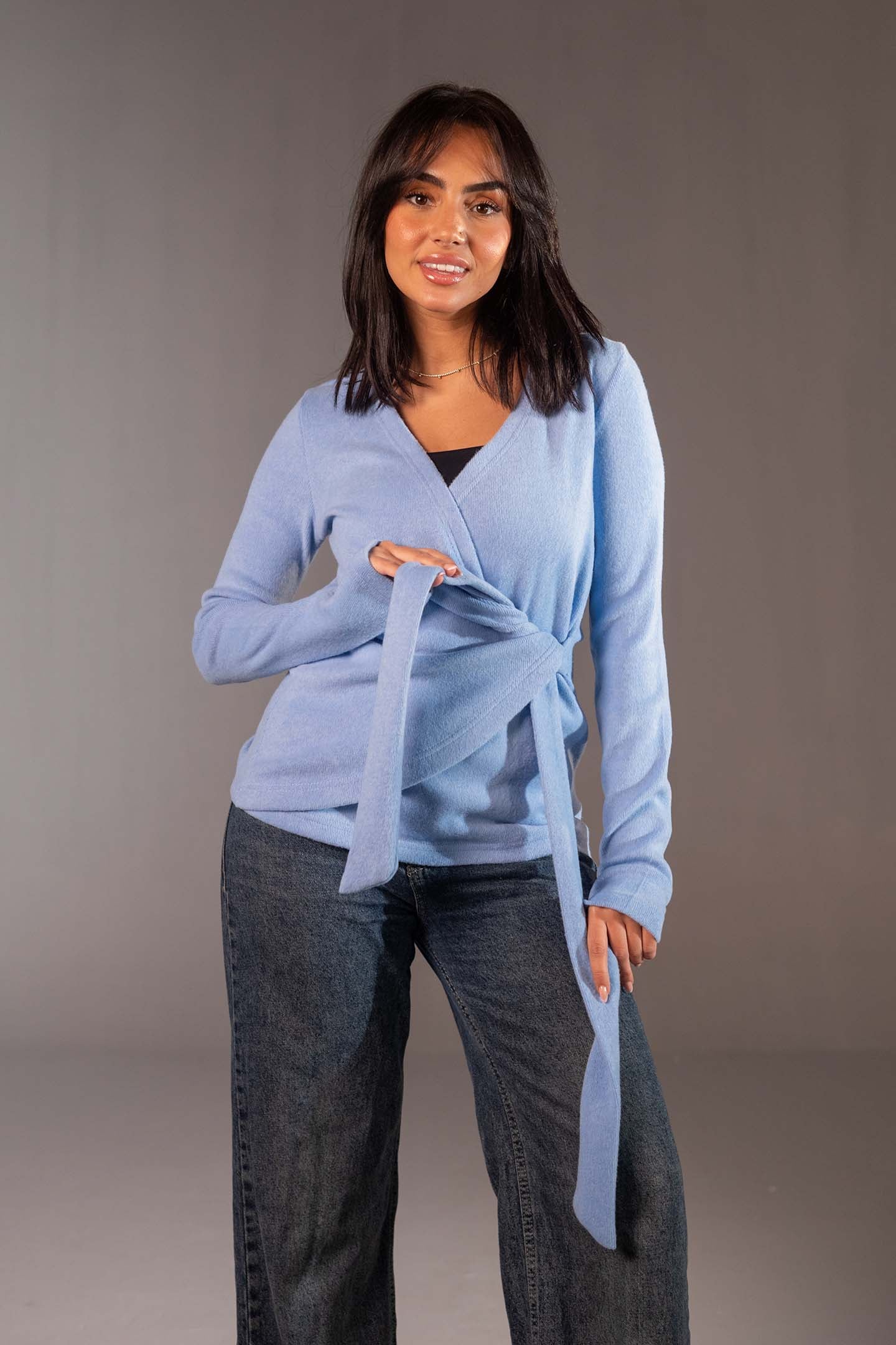 سويتر صوف أزرق بتصميم ملفوف