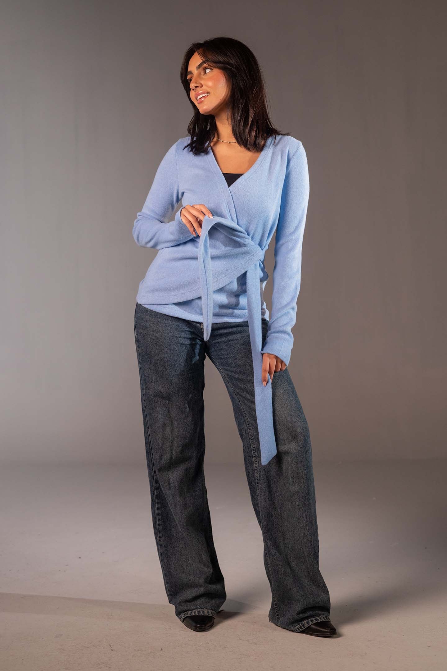 سويتر صوف أزرق بتصميم ملفوف