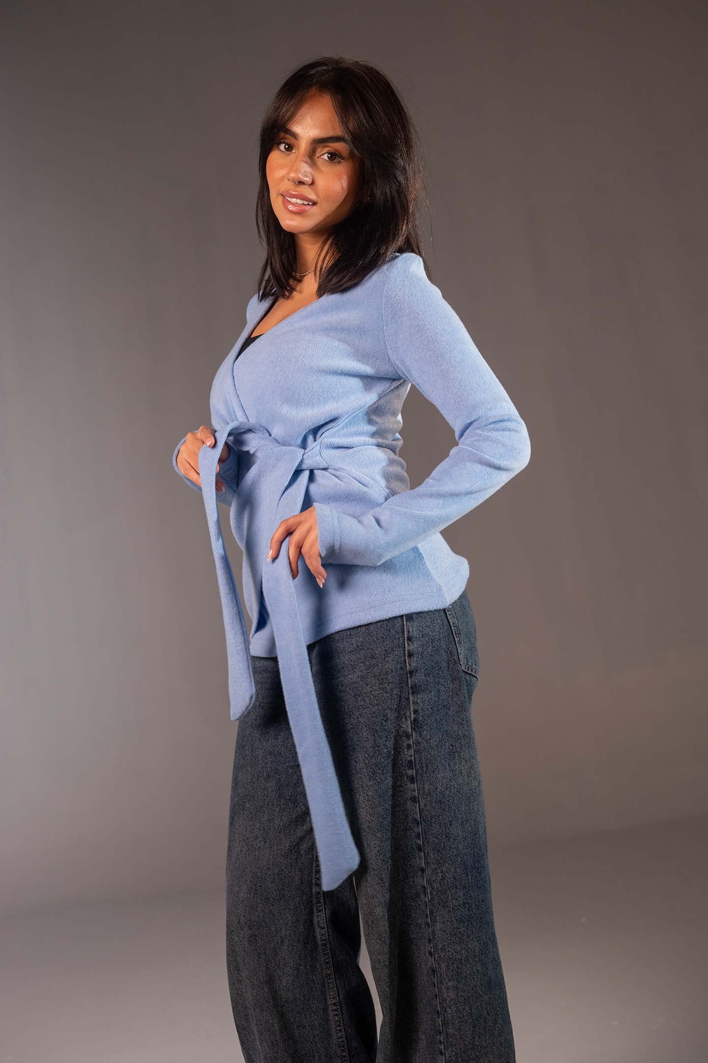 سويتر صوف أزرق بتصميم ملفوف