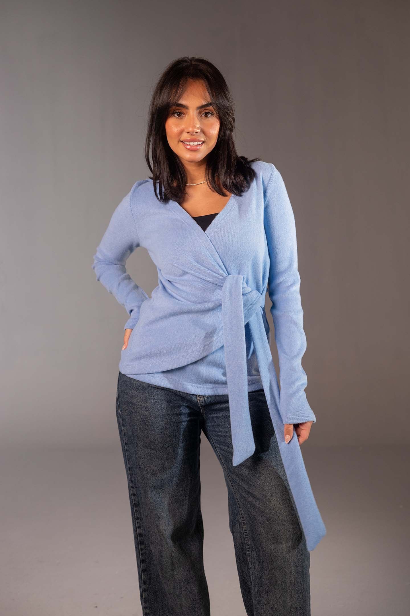 سويتر صوف أزرق بتصميم ملفوف