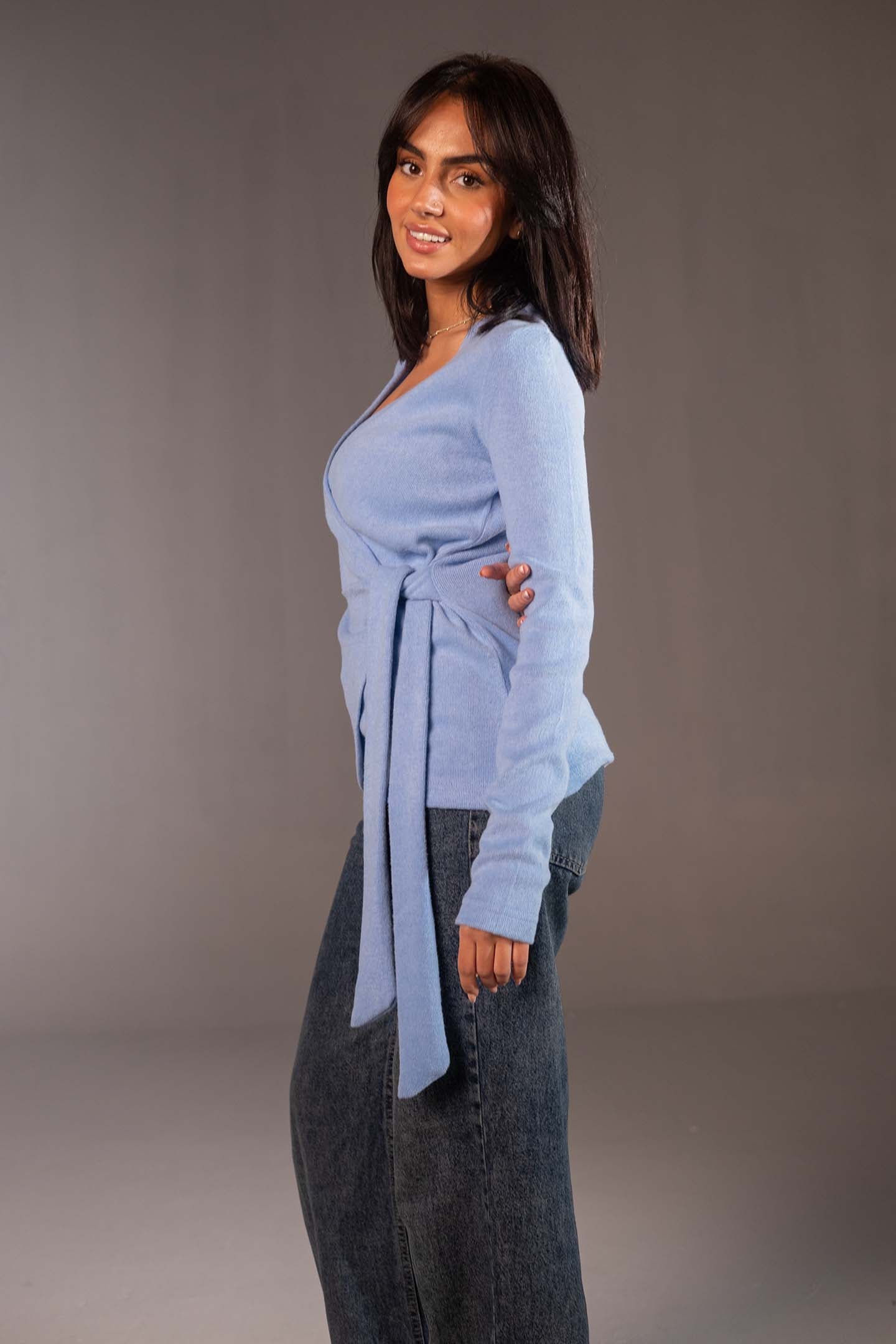 سويتر صوف أزرق بتصميم ملفوف