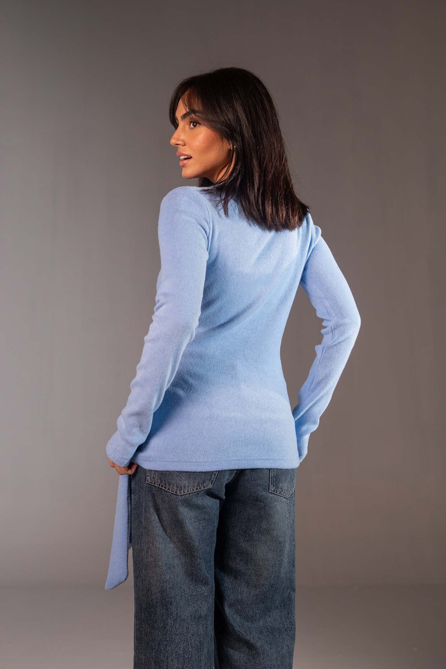 سويتر صوف أزرق بتصميم ملفوف