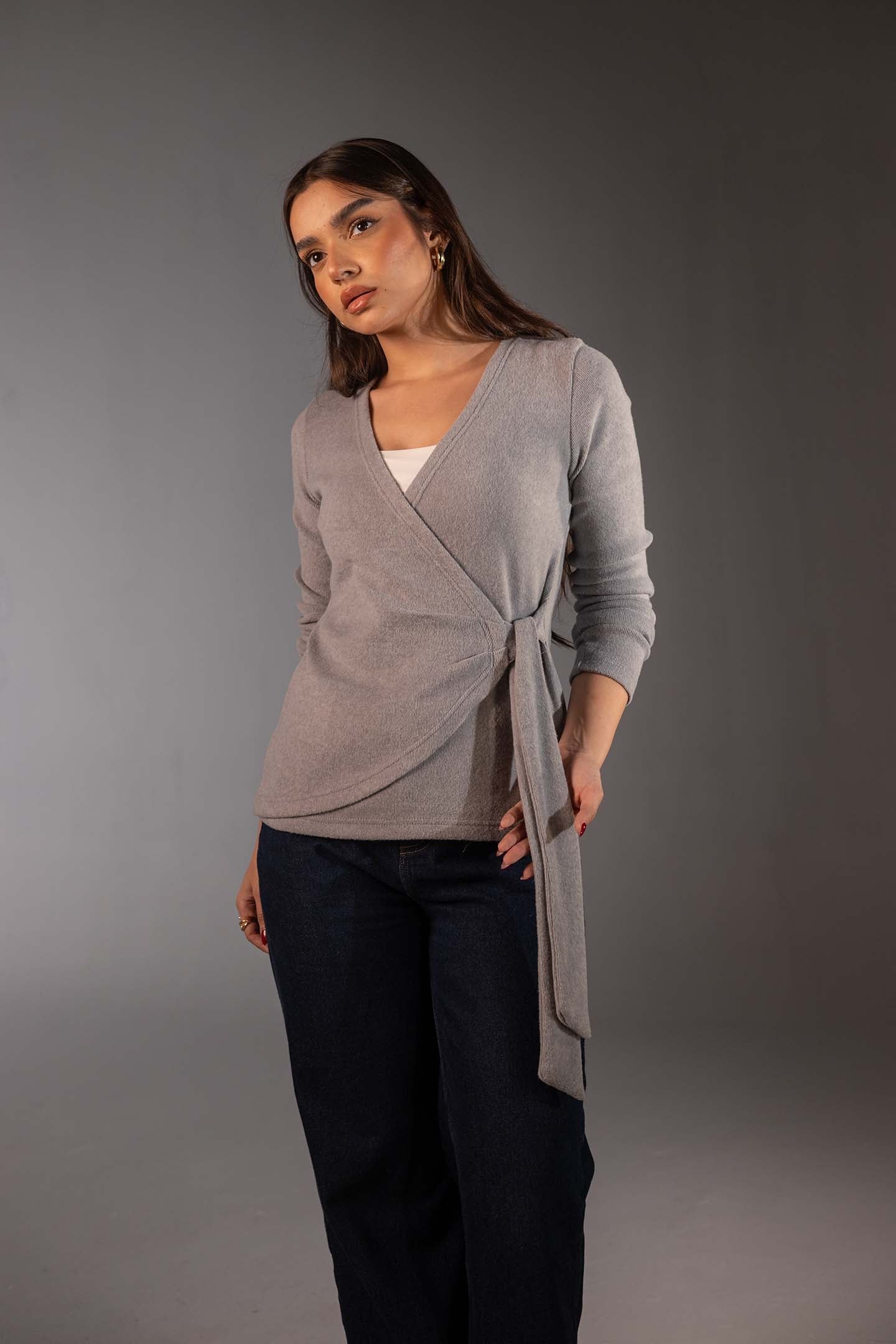 سويتر صوف رمادي محاك بتصميم ملفوف