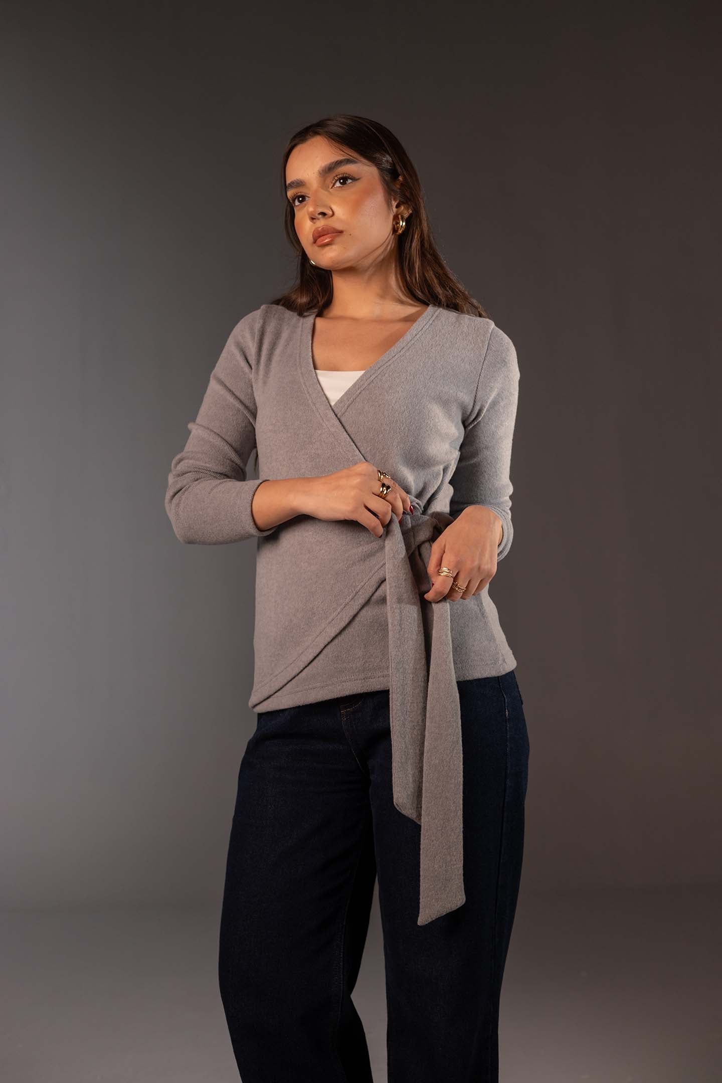 سويتر صوف رمادي محاك بتصميم ملفوف