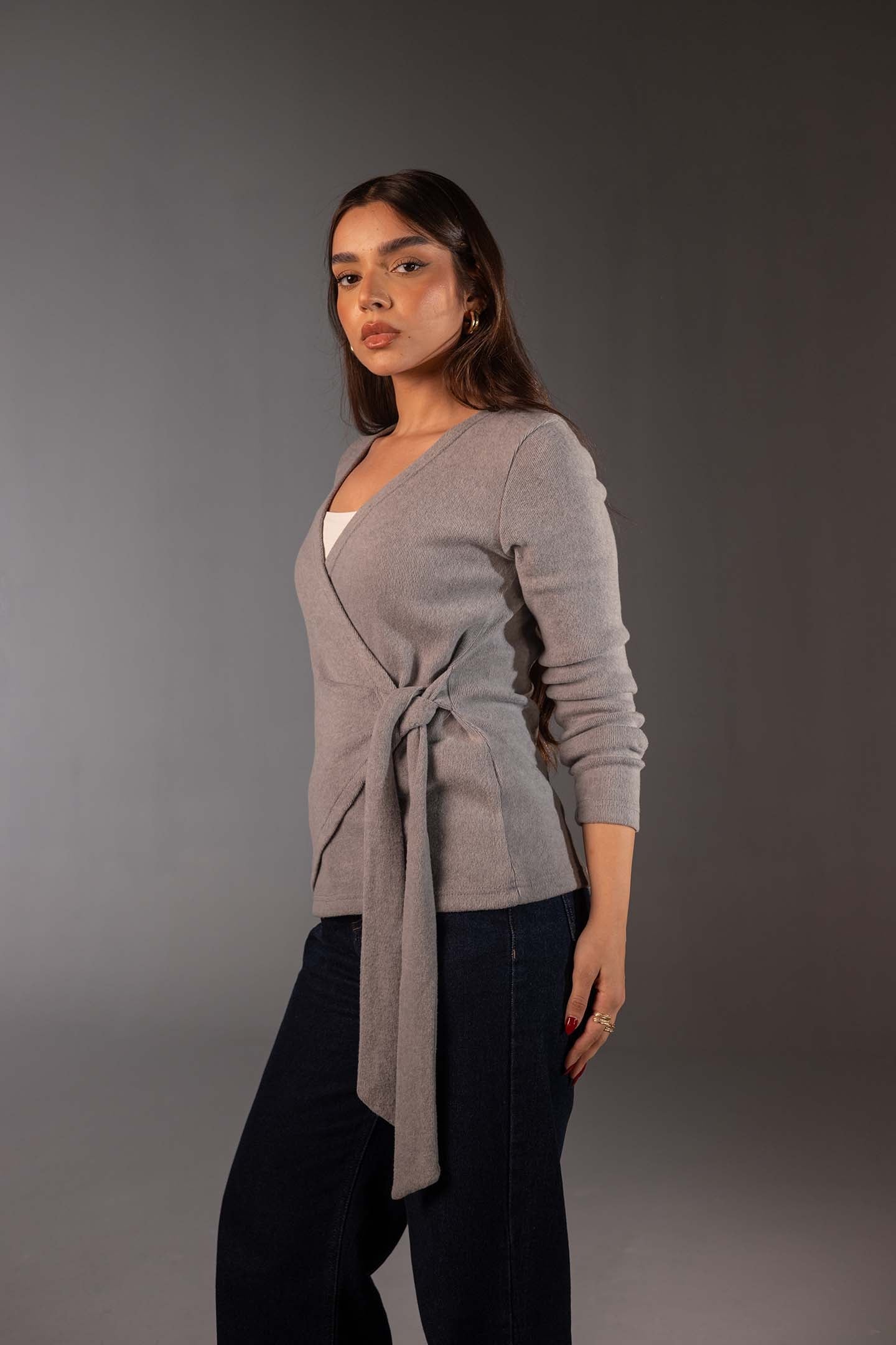 سويتر صوف رمادي محاك بتصميم ملفوف