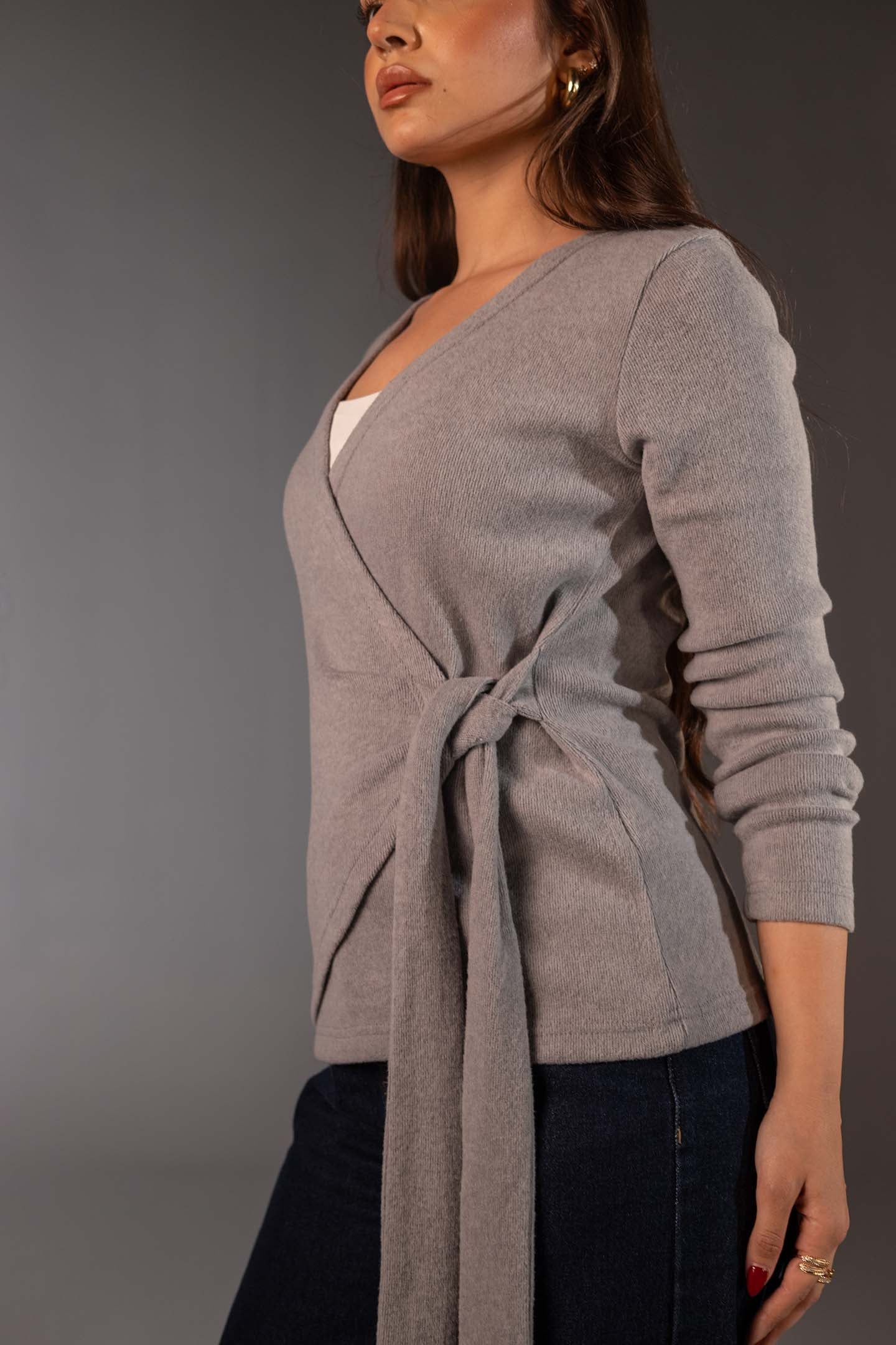 سويتر صوف رمادي محاك بتصميم ملفوف