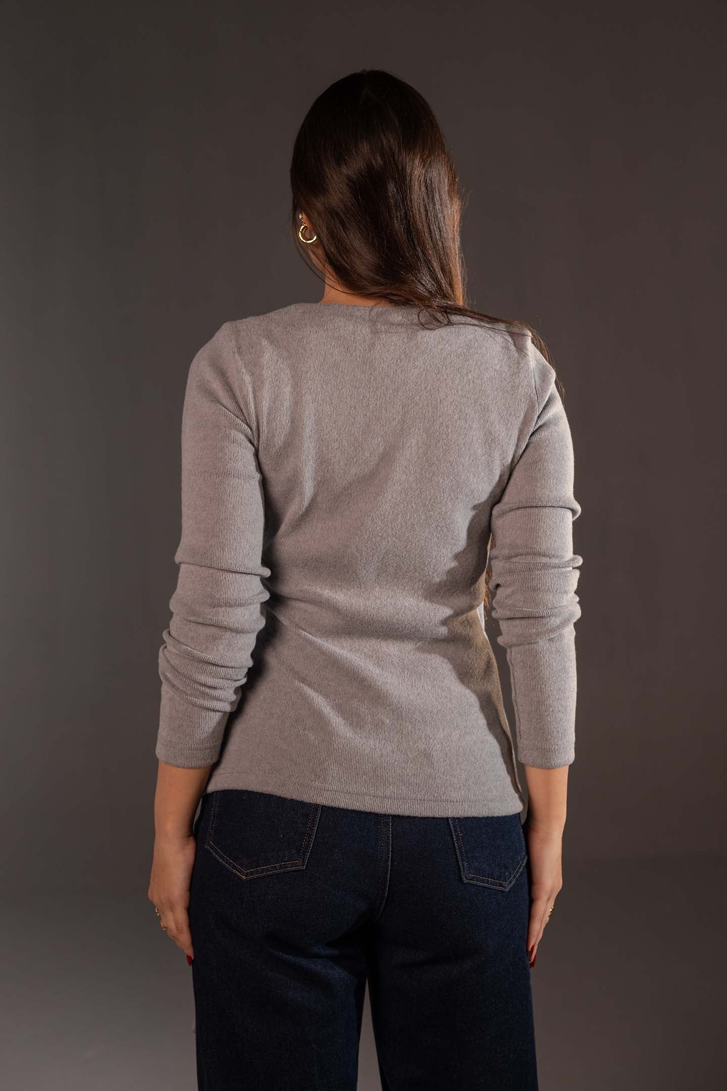 سويتر صوف رمادي محاك بتصميم ملفوف