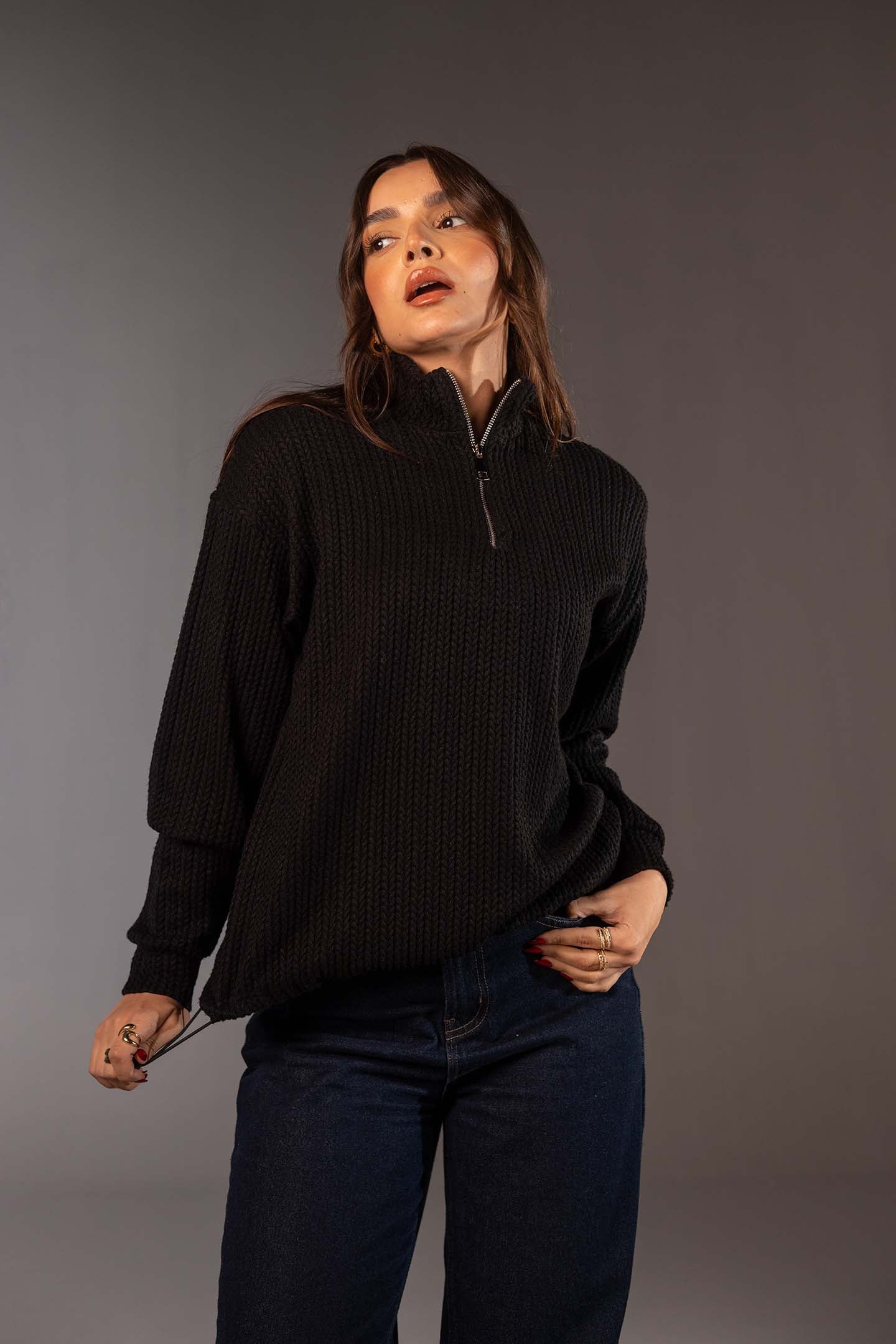 سويتر صوف أسود مريح بسوستة نصفية