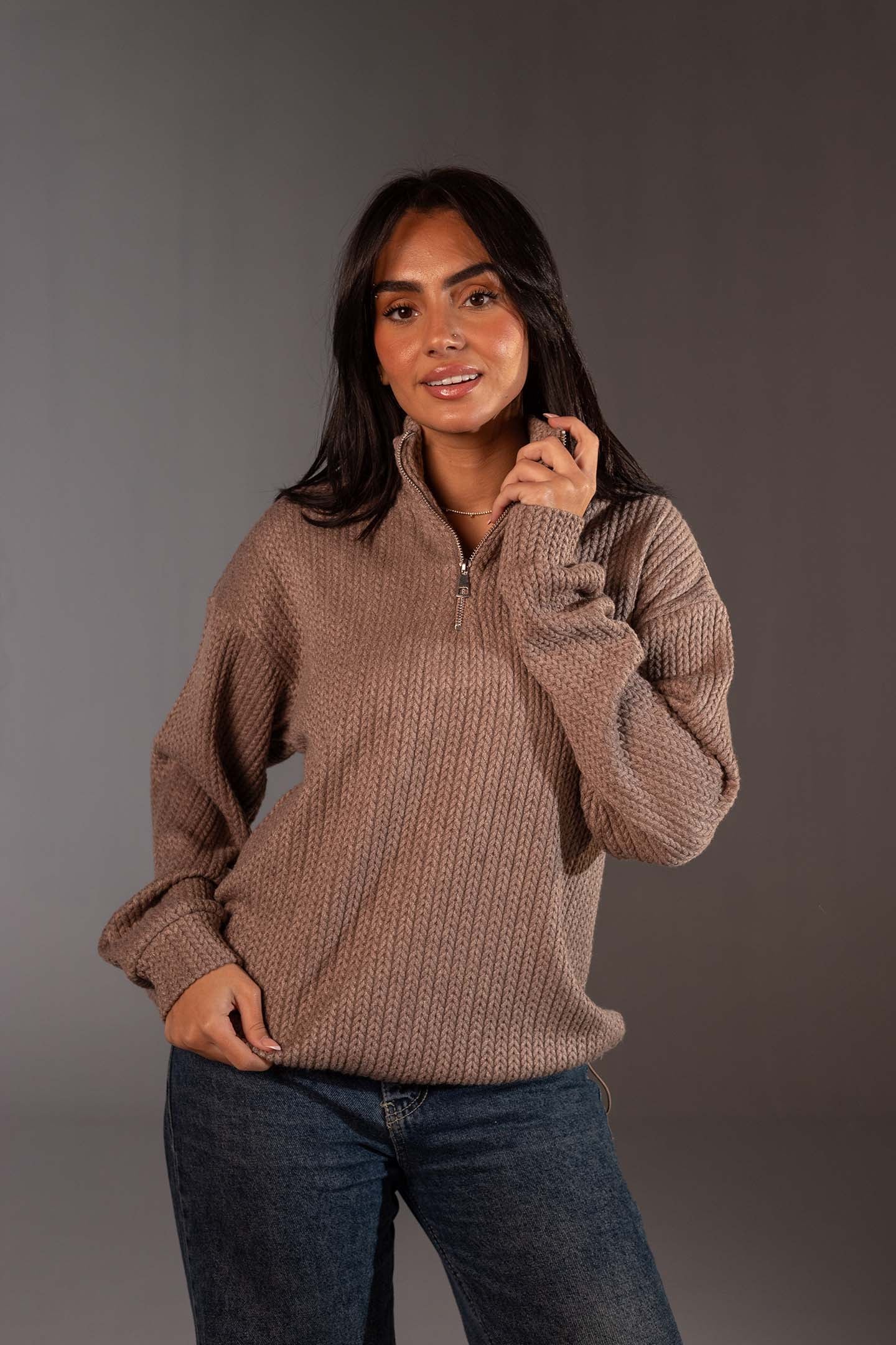 سويتر صوف بلون القهوة مريح بسوستة نصفية