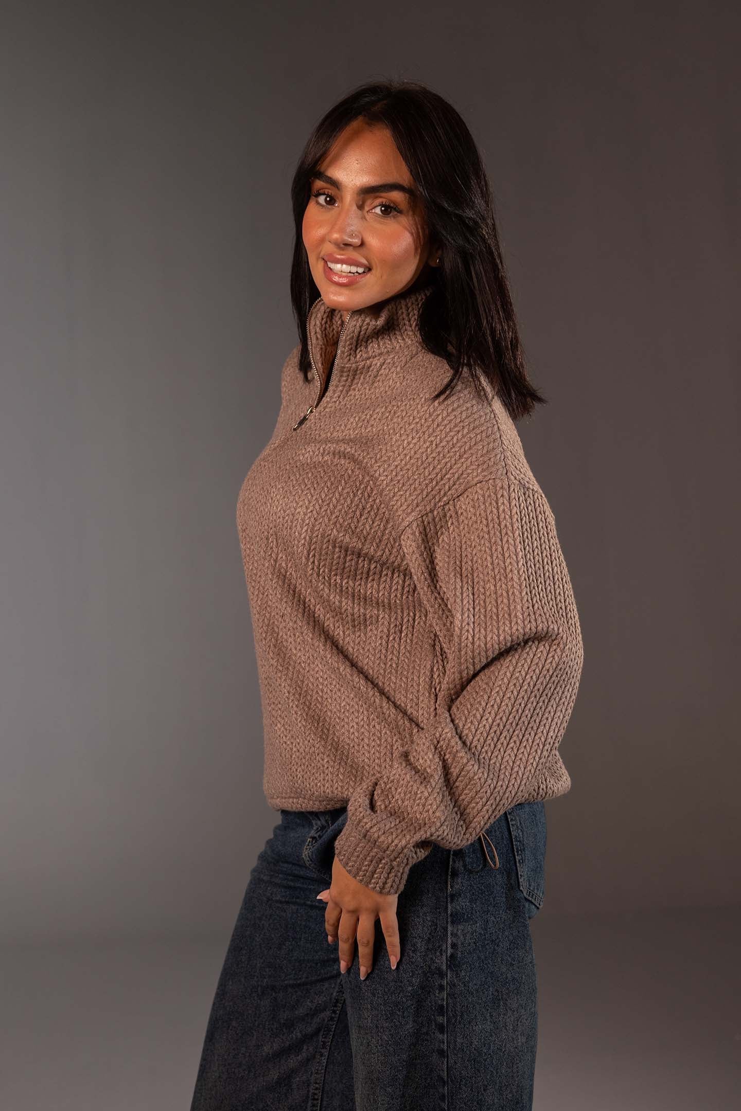 سويتر صوف بلون القهوة مريح بسوستة نصفية