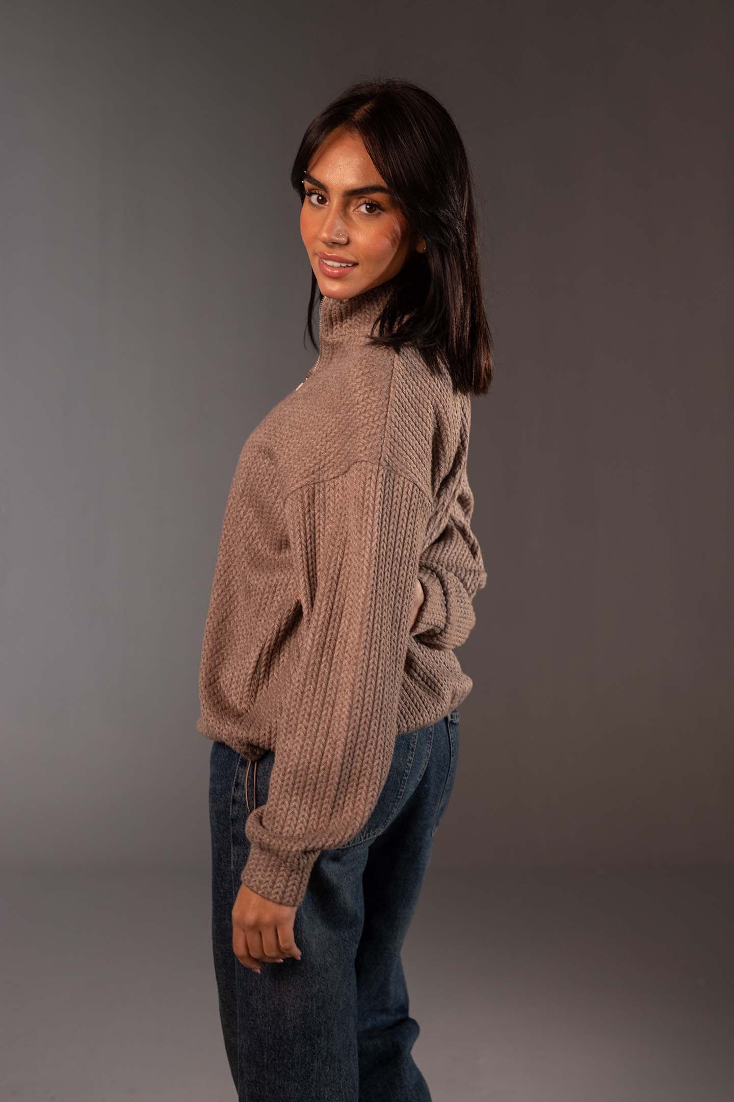 سويتر صوف بلون القهوة مريح بسوستة نصفية