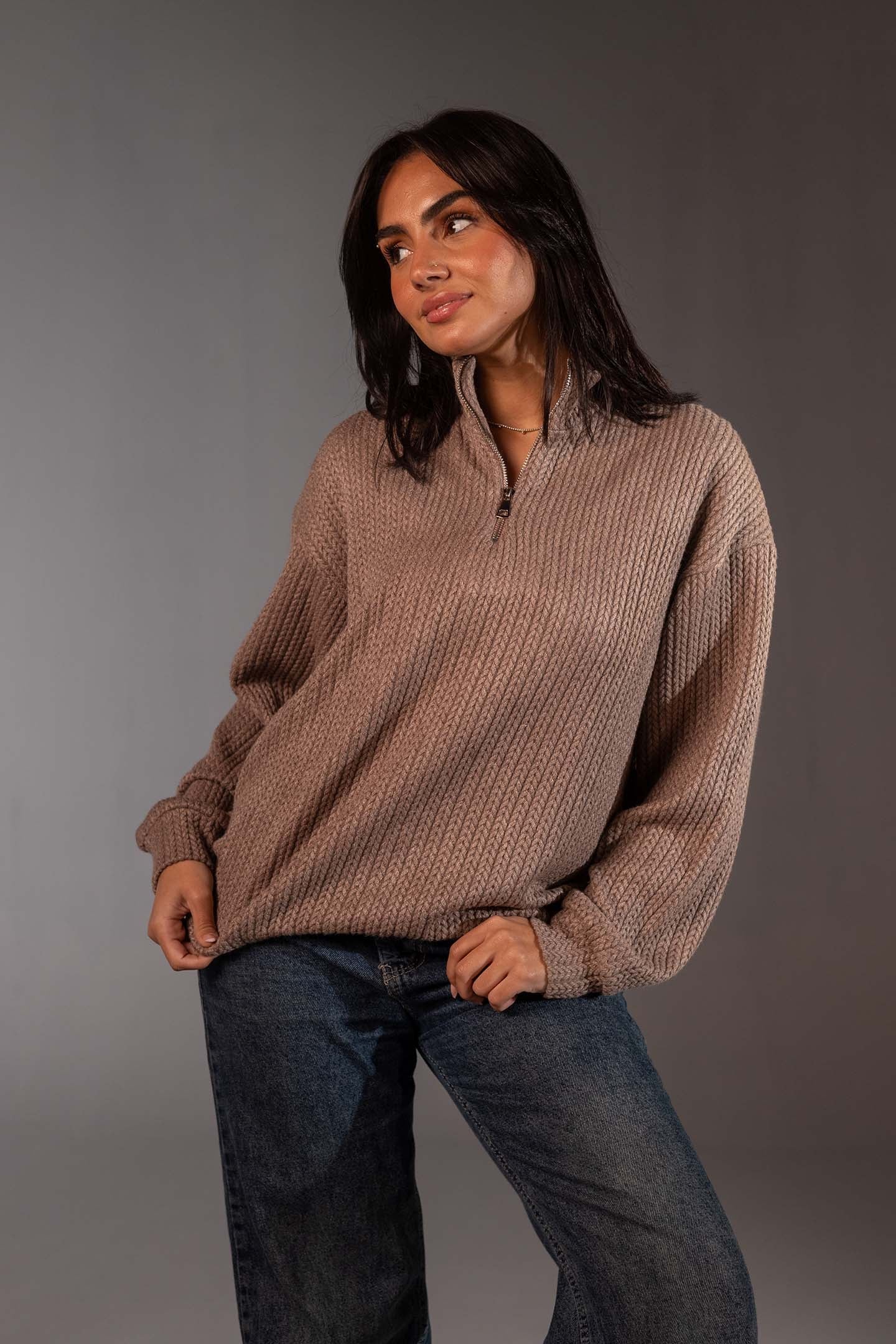 سويتر صوف بلون القهوة مريح بسوستة نصفية