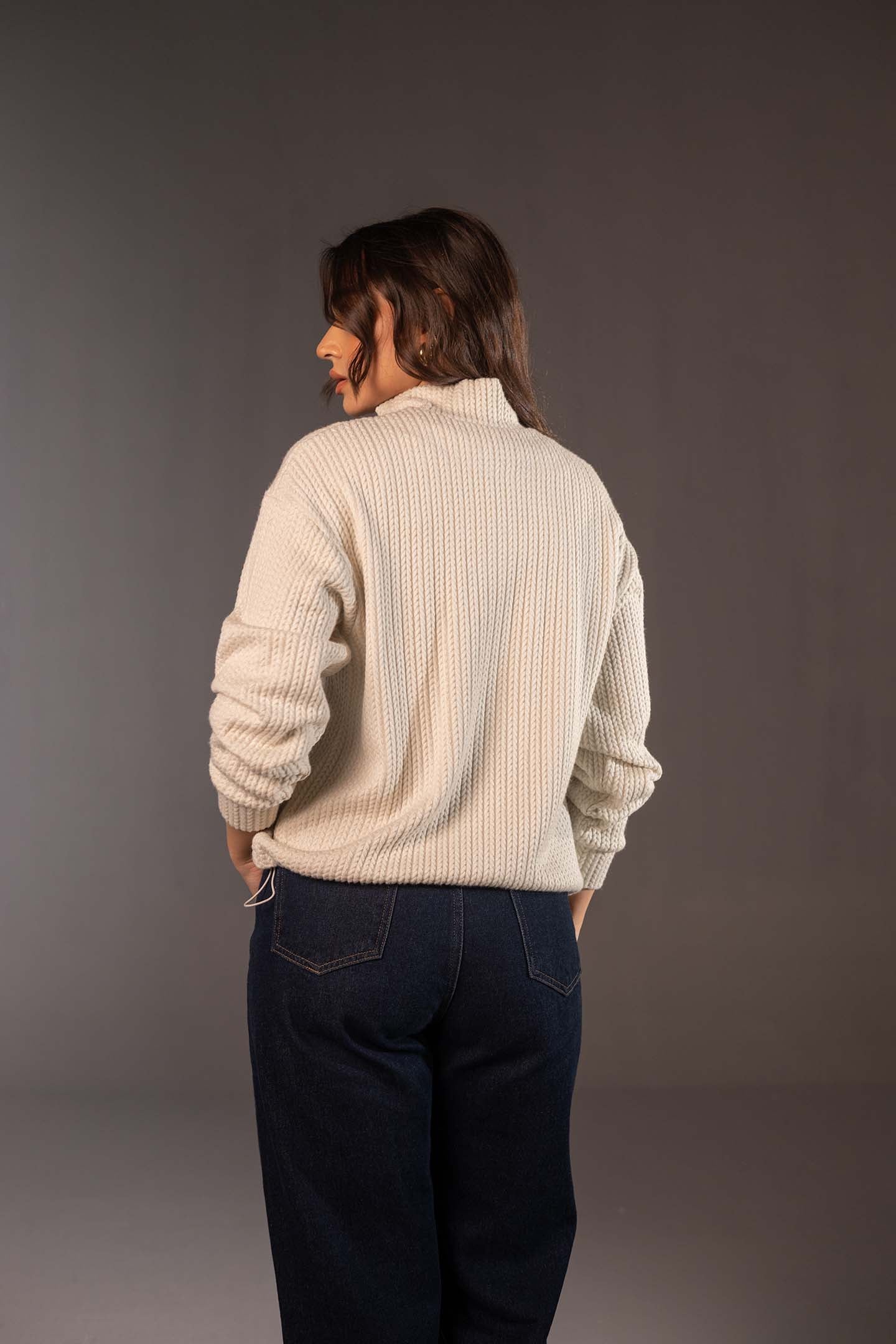 سويتر صوف أوف وايت مريح بسوستة نصفية