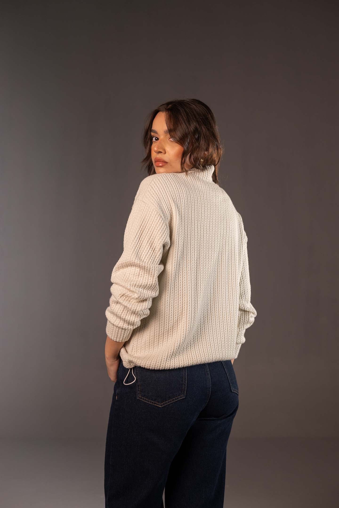 سويتر صوف أوف وايت مريح بسوستة نصفية